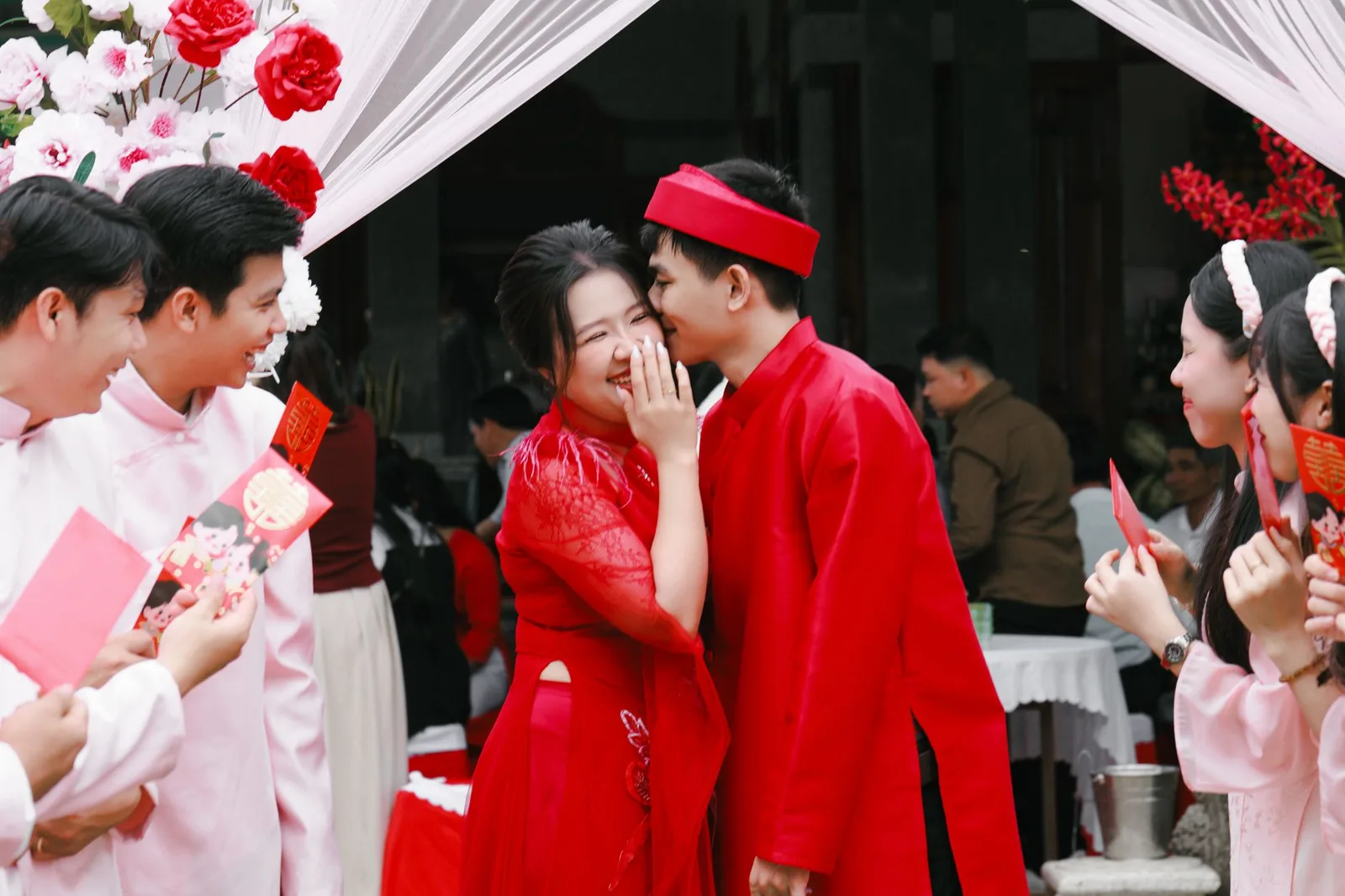 Bạn bè chúc mừng màn cầu hôn của cặp đôi châu Á