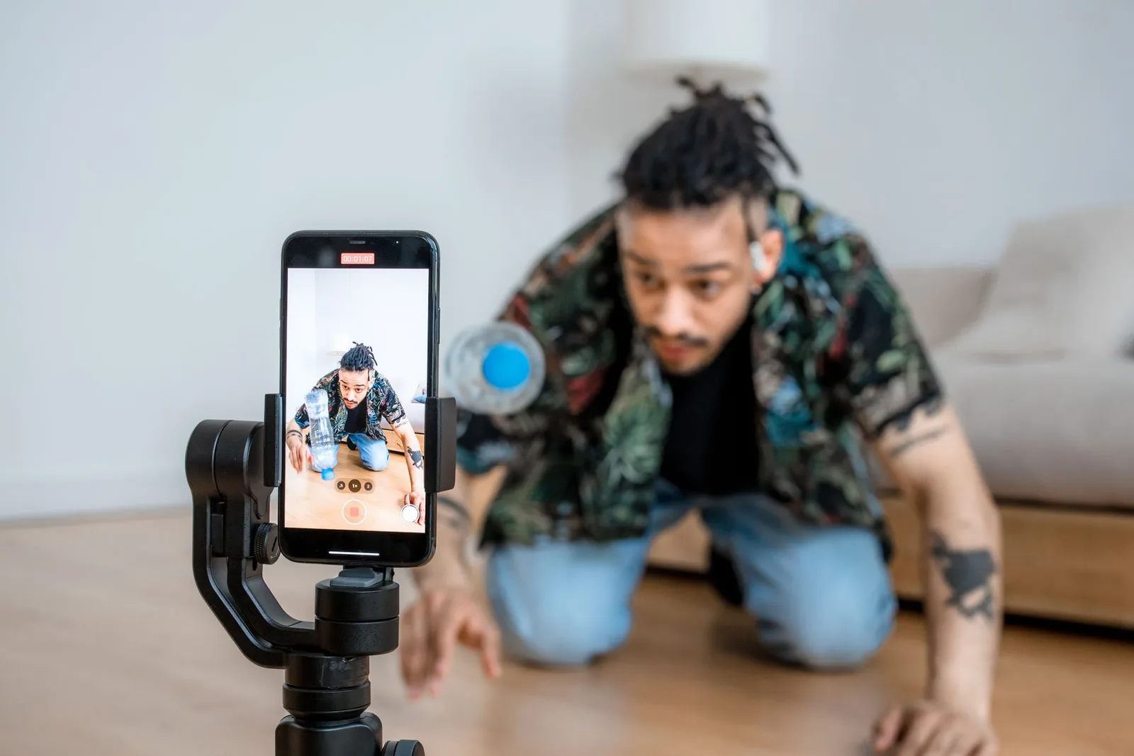 Người sáng tạo nội dung châu Á chỉnh sửa video trên máy tính