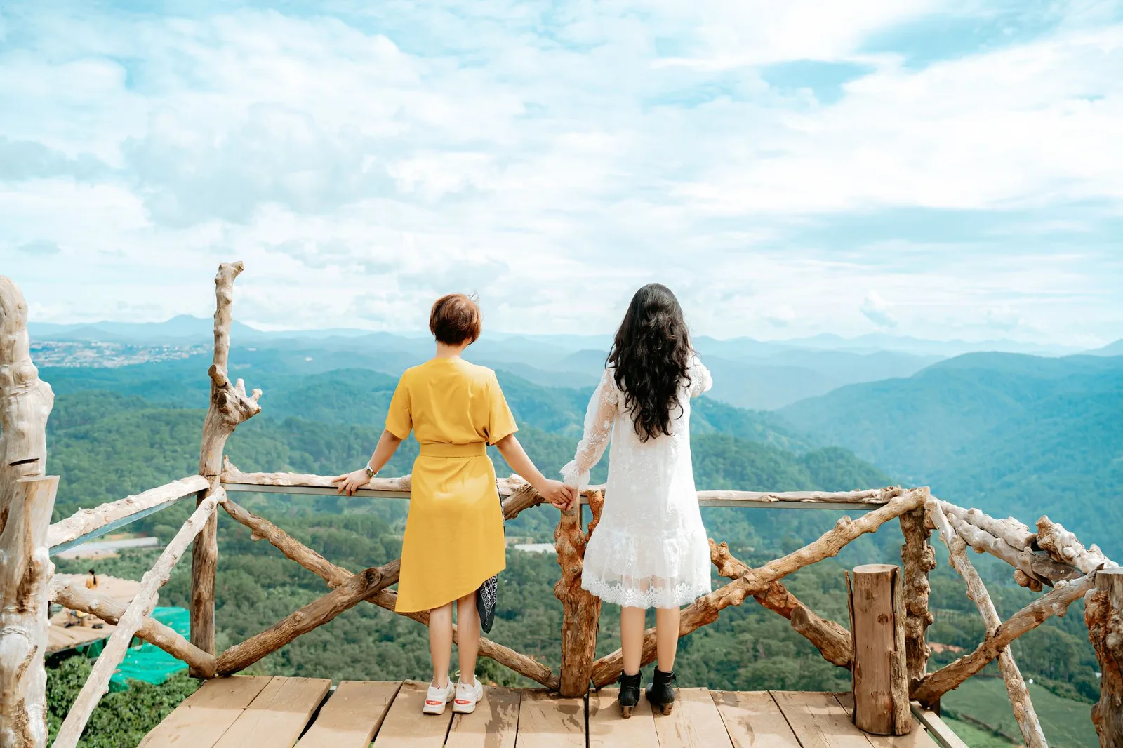 Du khách ngắm sương mù từ ban công homestay