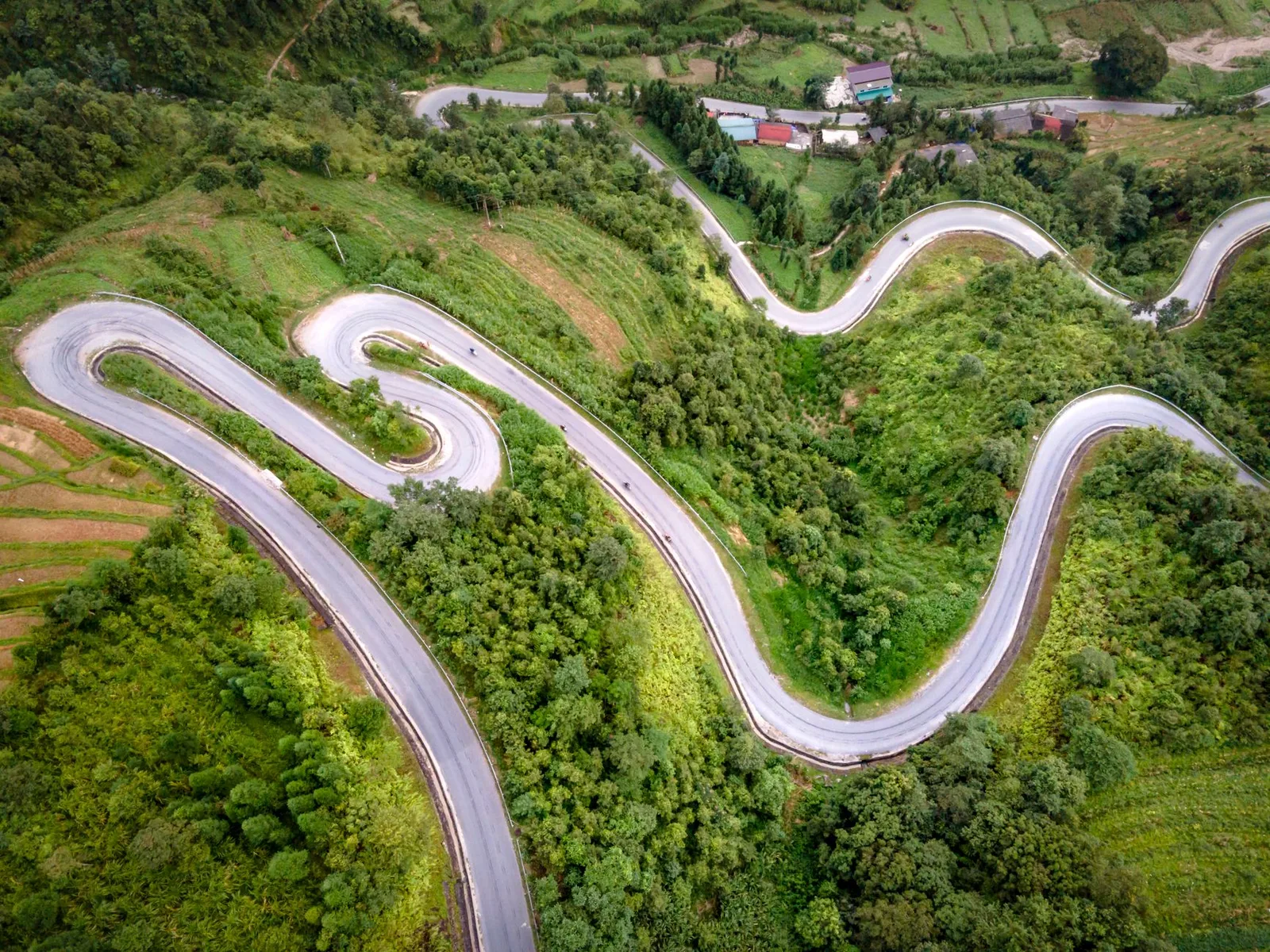 Con đường núi quanh co dẫn về cao nguyên Mộc Châu
