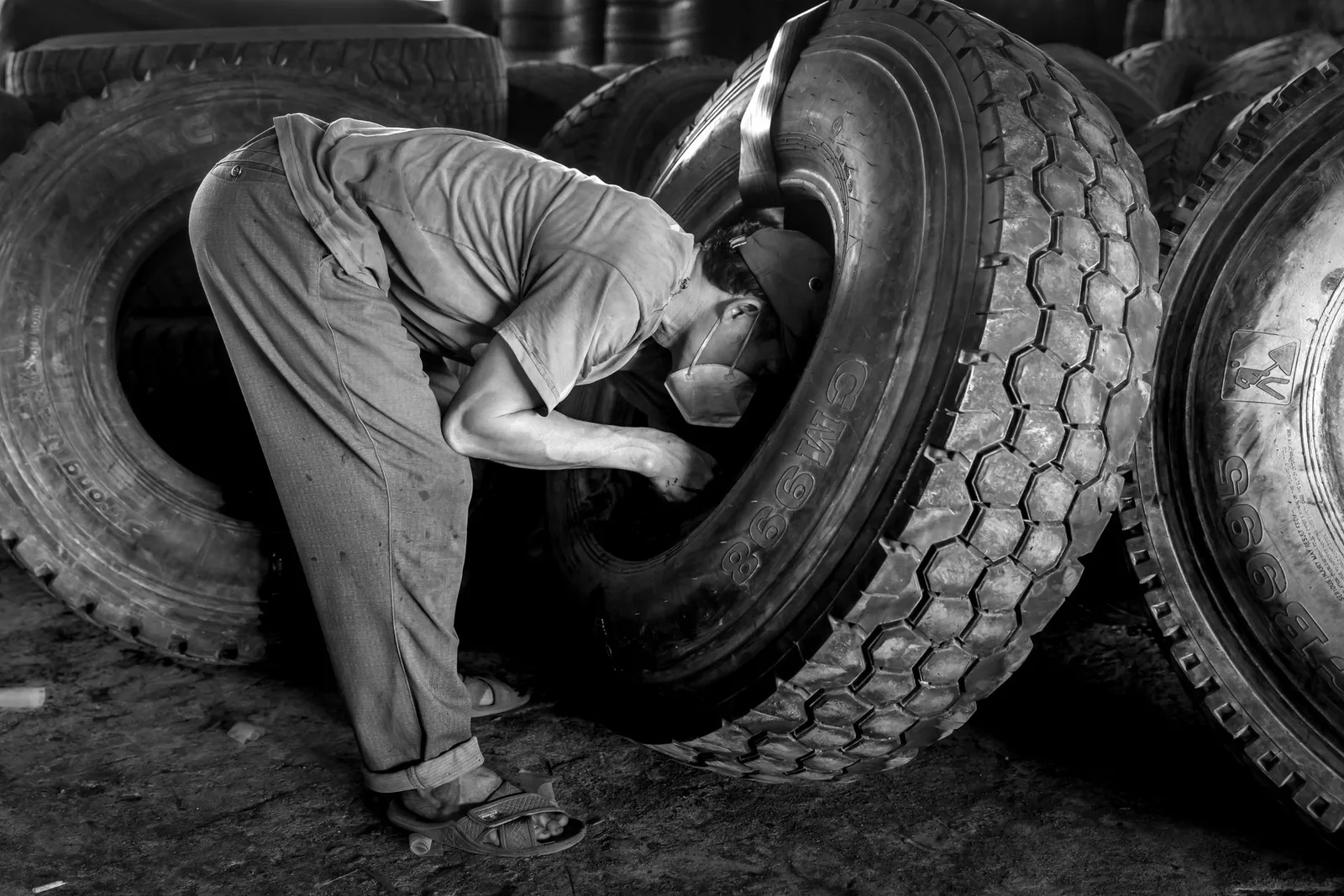 Người đi phượt thử vá lốp xe máy bên đường