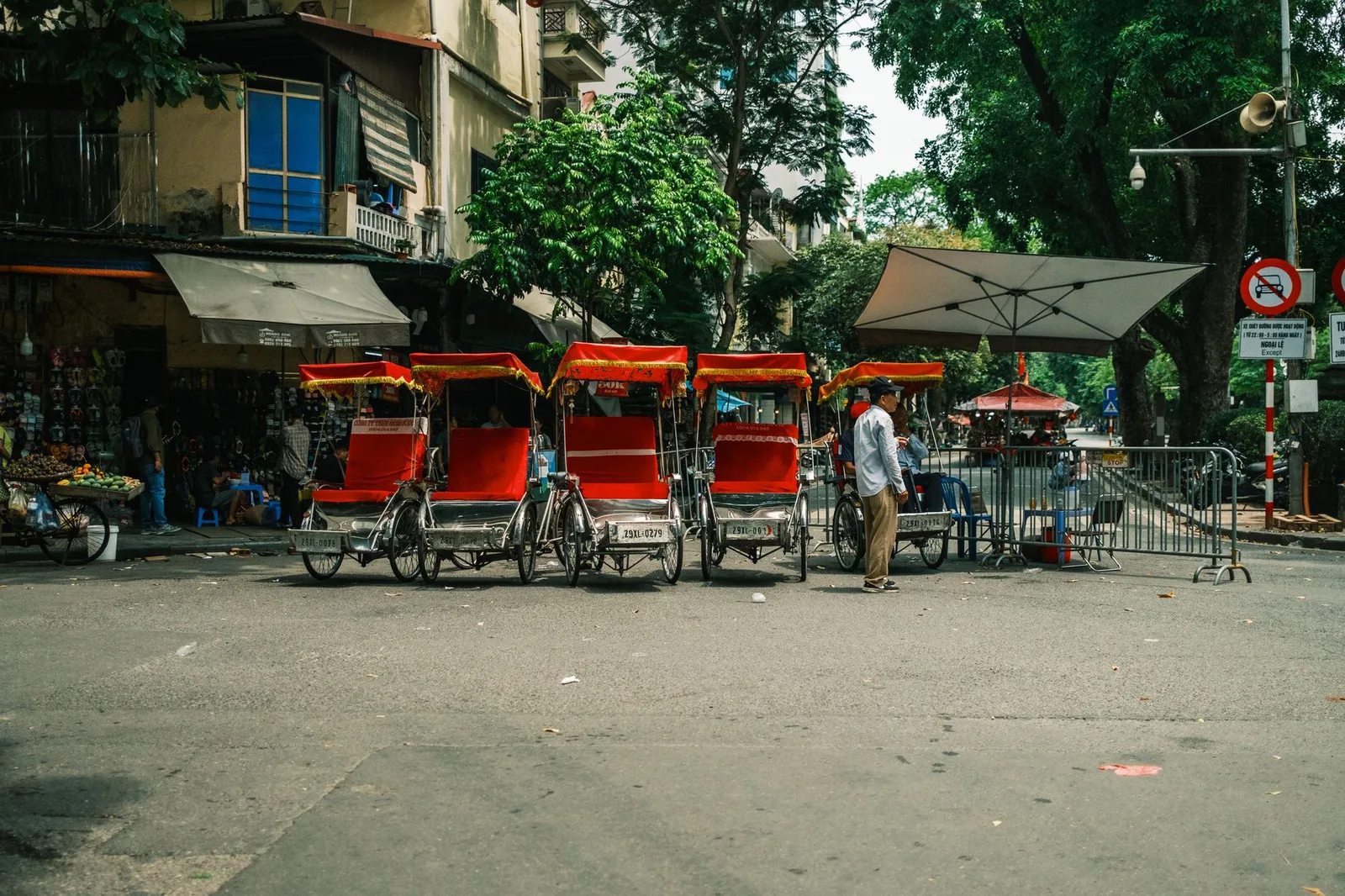 Du khách Việt trải nghiệm xích lô văn minh trên phố