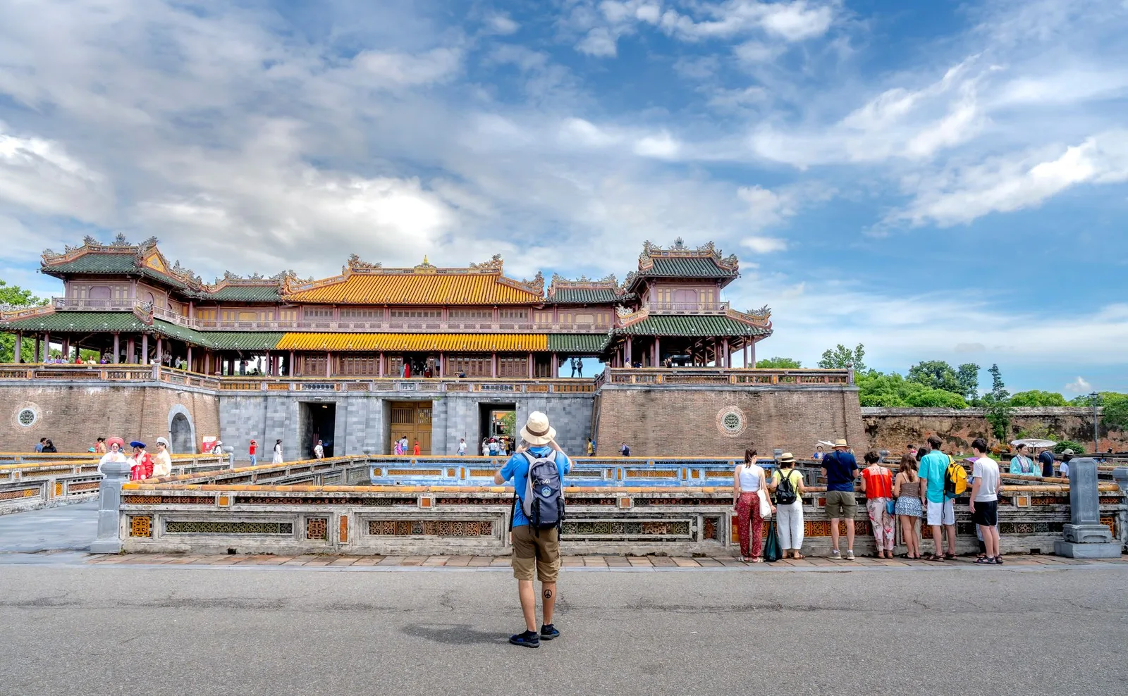 Du khách kiểm tra thông tin tour trên điện thoại