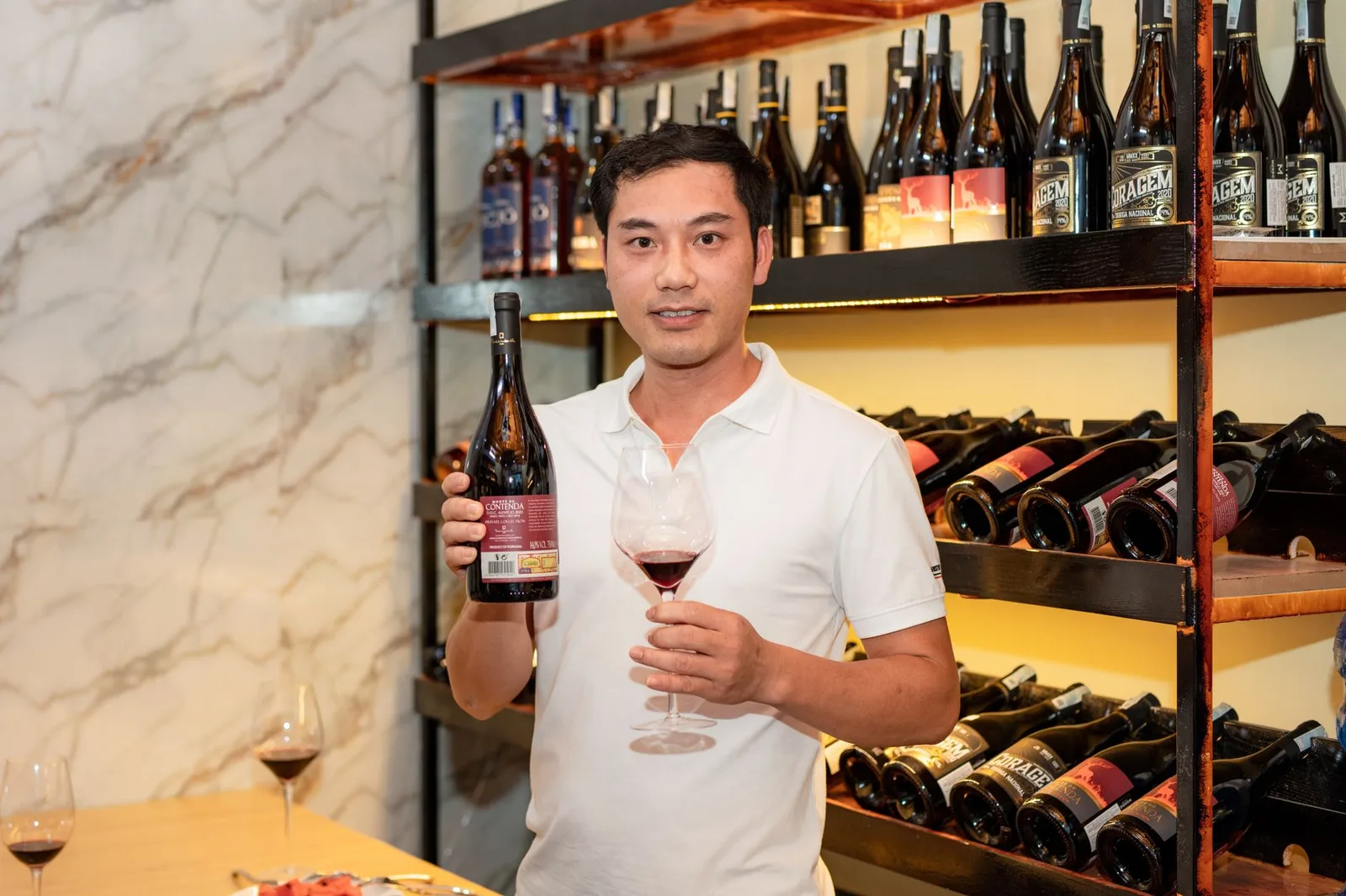 Du khách châu Á thưởng thức rượu vang trong không gian an toàn