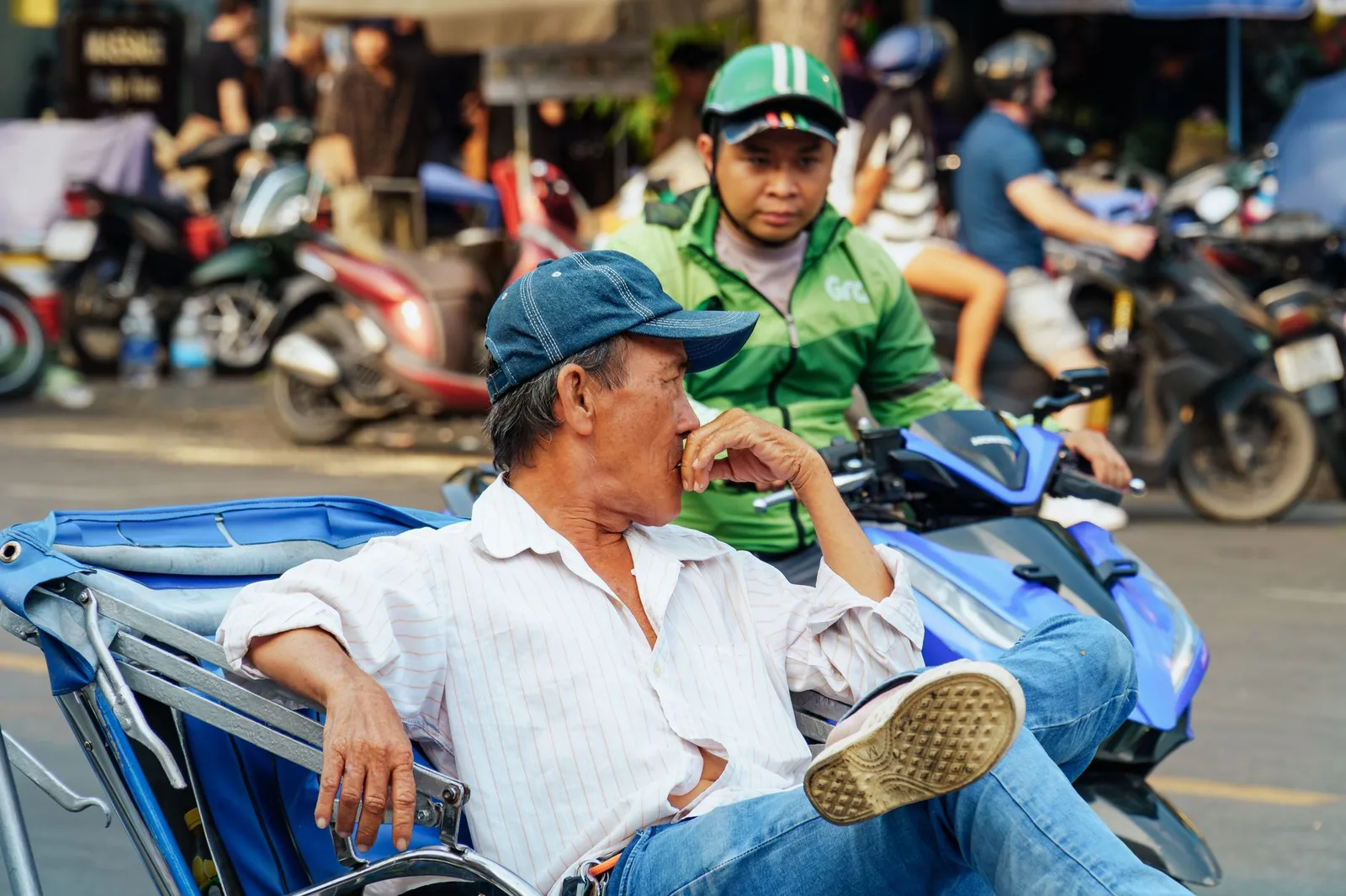 Cặp đôi Việt Nam trải nghiệm tham quan thành phố bằng xích lô