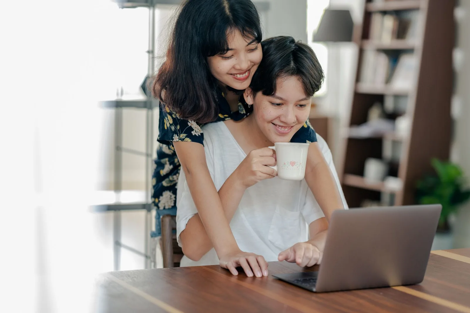 Cặp đôi châu Á lên kế hoạch chuyến đi trên laptop