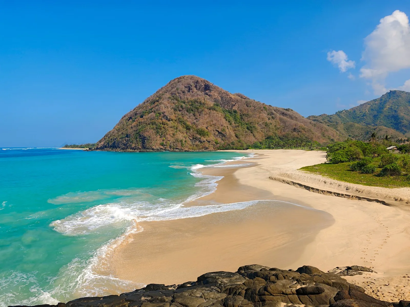 Bãi biển hoang sơ tại Côn Đảo với thiên nhiên nguyên bản