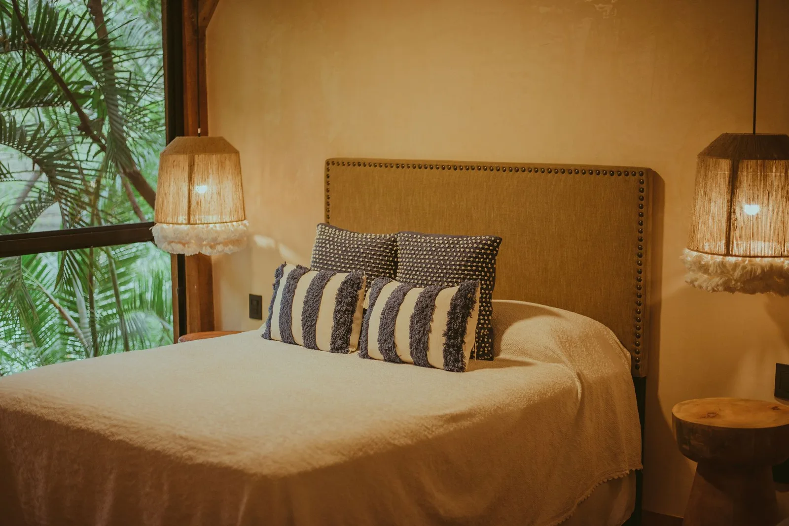 Phòng ngủ homestay ấm cúng trên đảo nhiệt đới