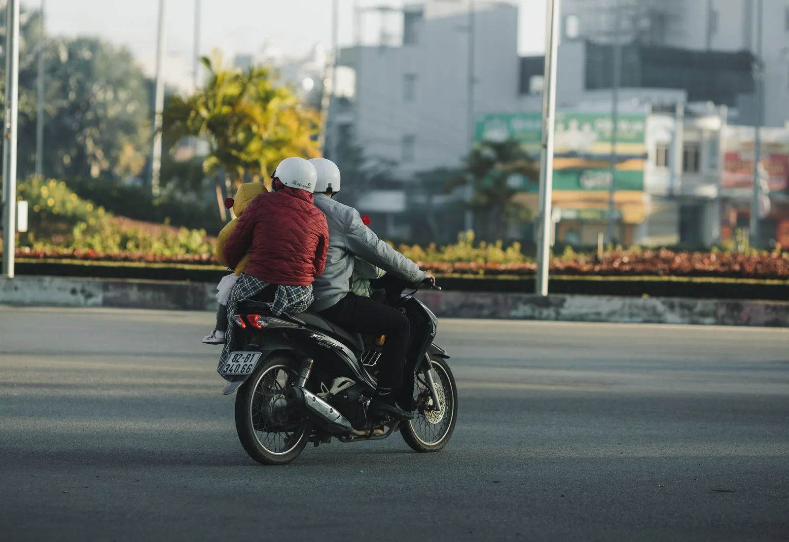 Xe máy trên đường ven biển Phú Quốc