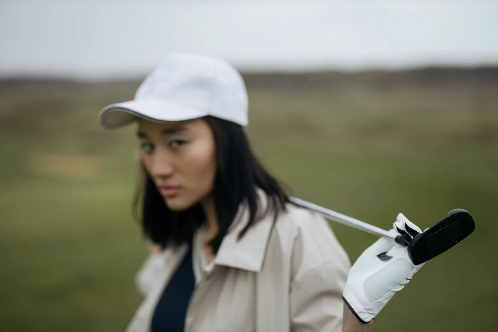 Người mới kiểm tra dụng cụ trước khi đến sân golf
