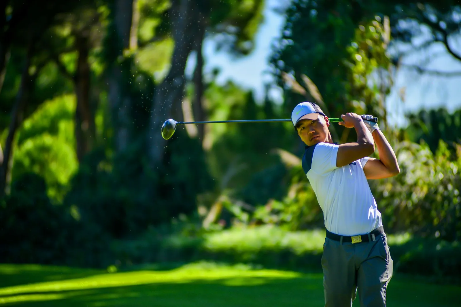 Người chơi golf châu Á trên sân golf ven biển