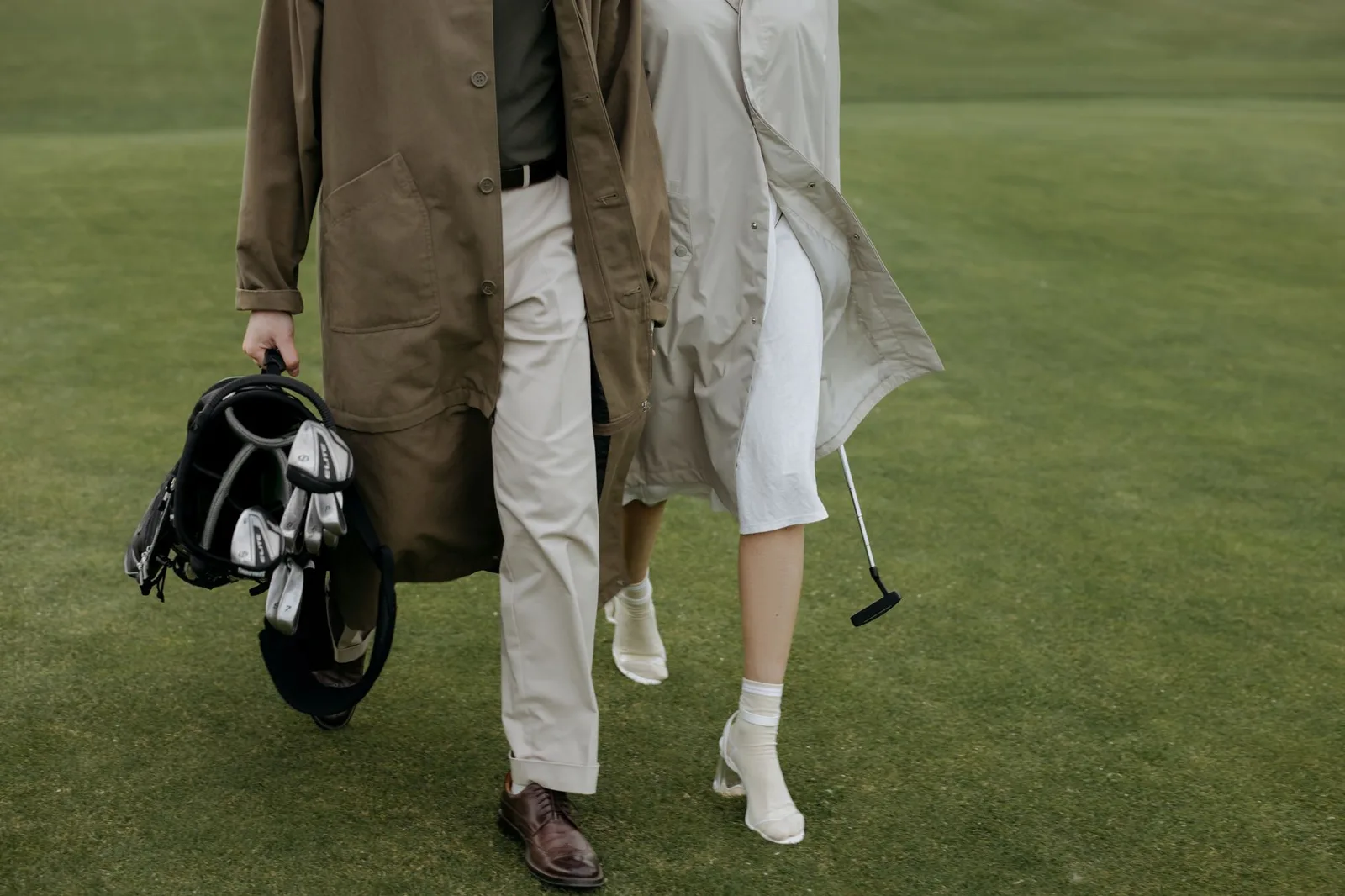 Bộ gậy có áo che mưa trên sân golf ướt