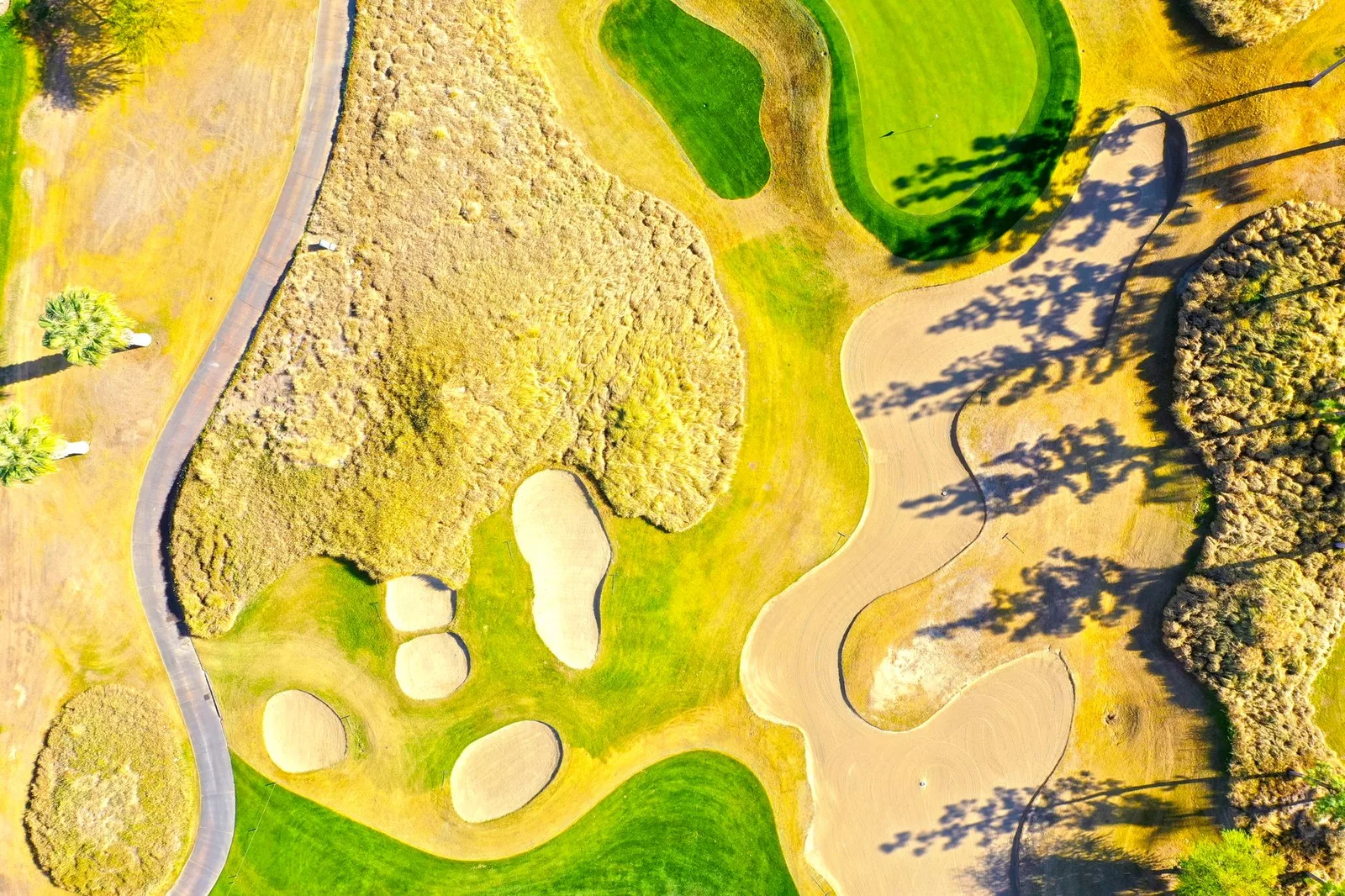 Sân golf nghỉ dưỡng ven biển nhìn từ trên cao