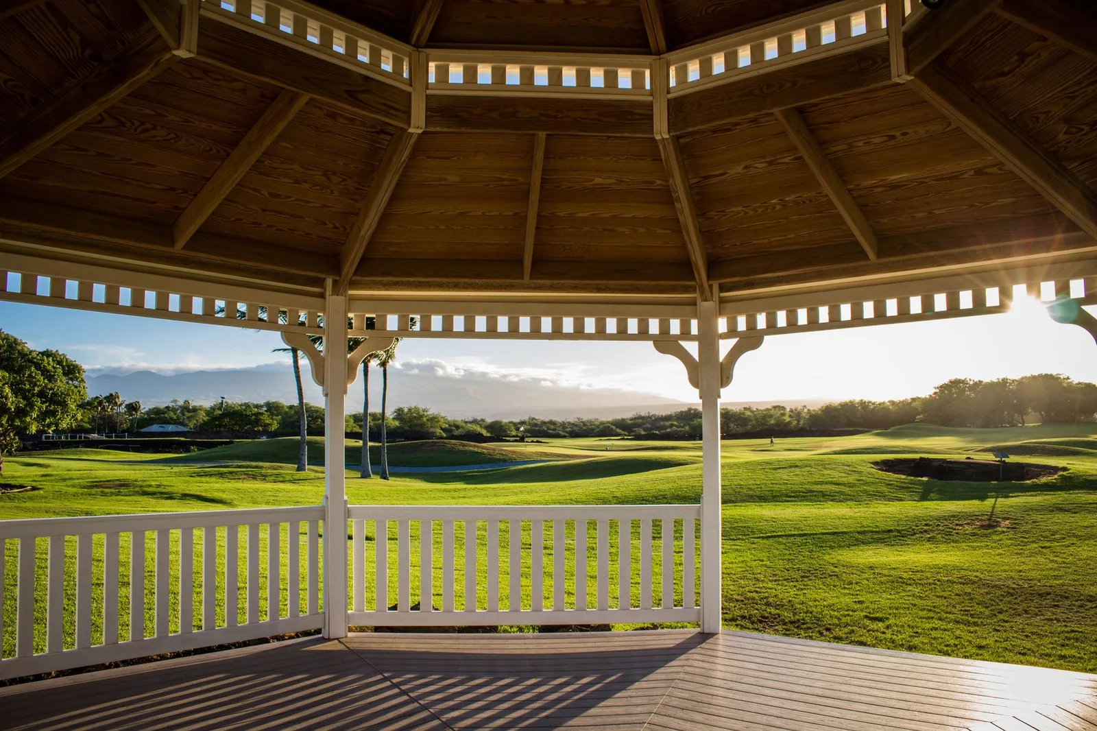 Phòng nghỉ resort nhìn ra sân golf xanh mát