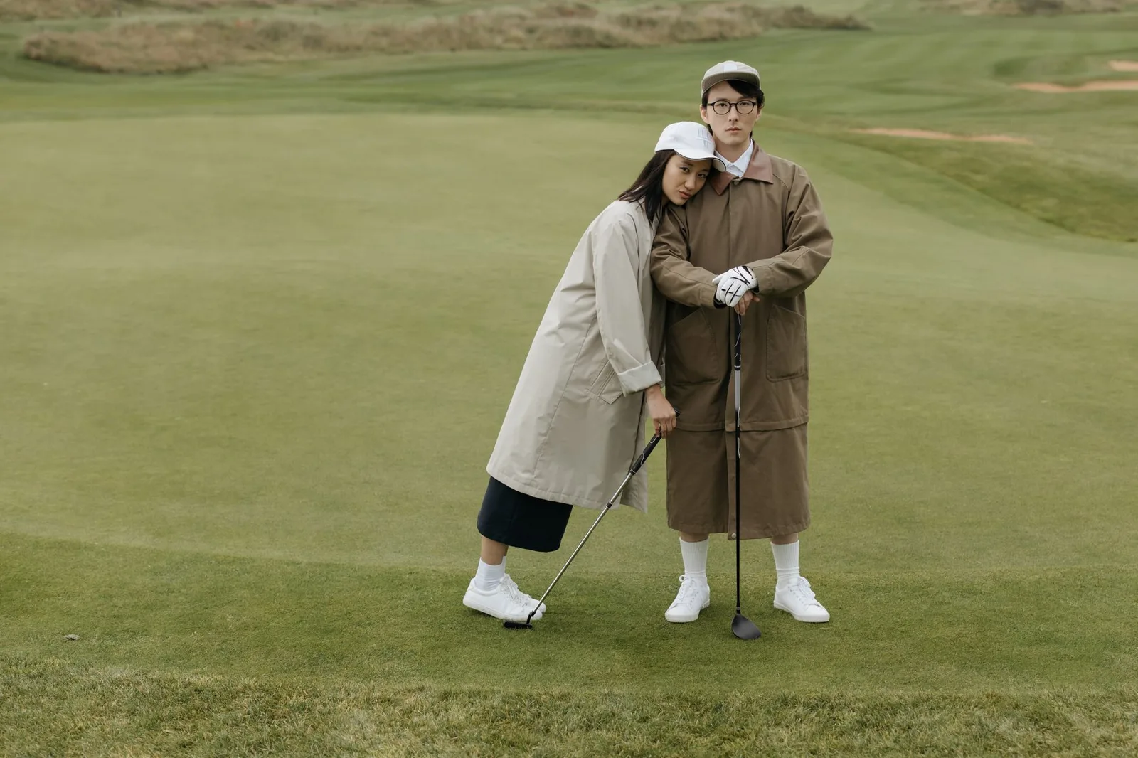 Cặp đôi châu Á tận hưởng kỳ nghỉ tại resort golf
