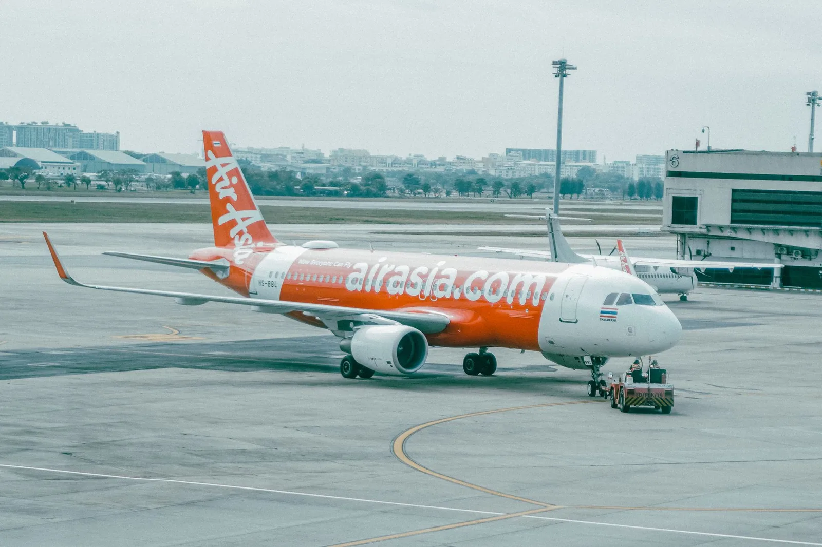 Du khách châu Á kiểm tra lịch bay trước khi chọn ngày khởi hành