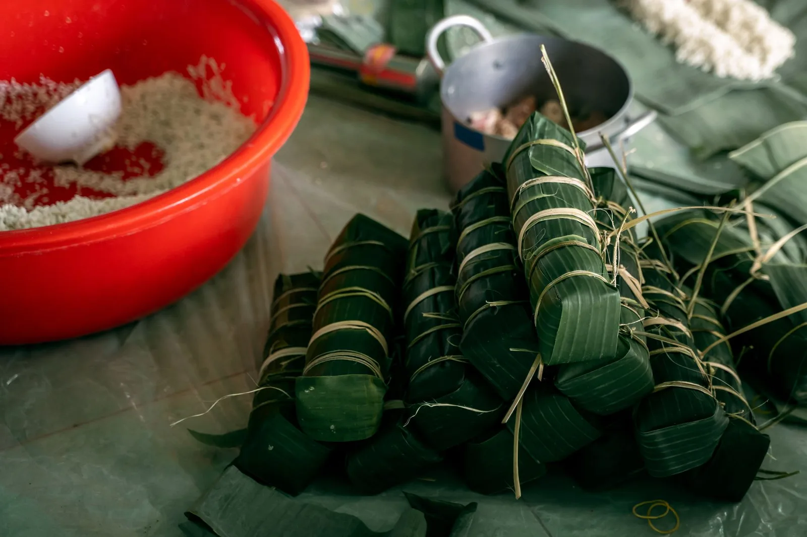 Quá trình làm bánh dày truyền thống từ gạo nếp
