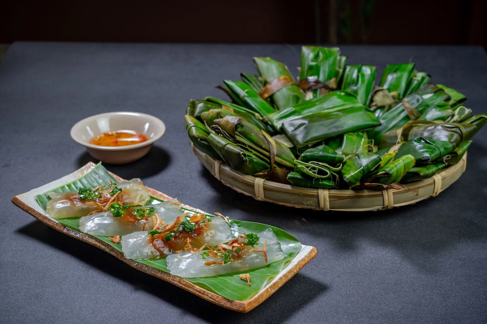 Bánh dày trắng dẻo kẹp giò lụa kiểu truyền thống
