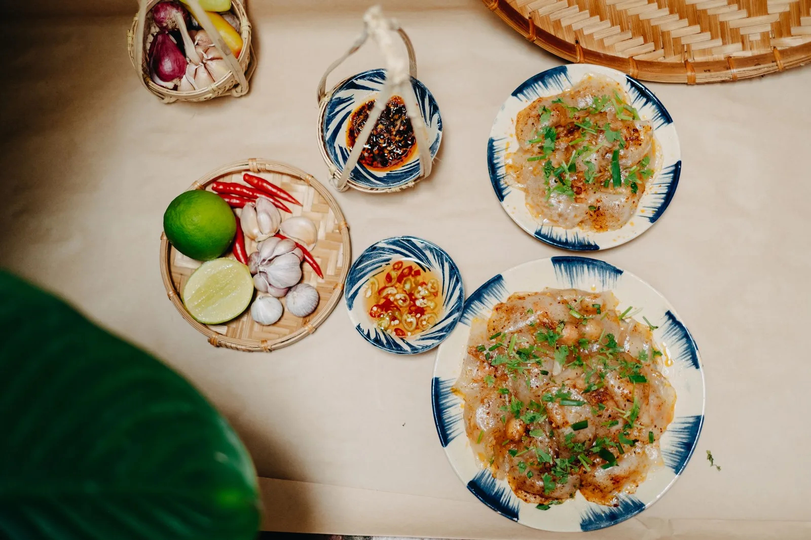 Các phần bánh dày được bày ra để so sánh hương vị