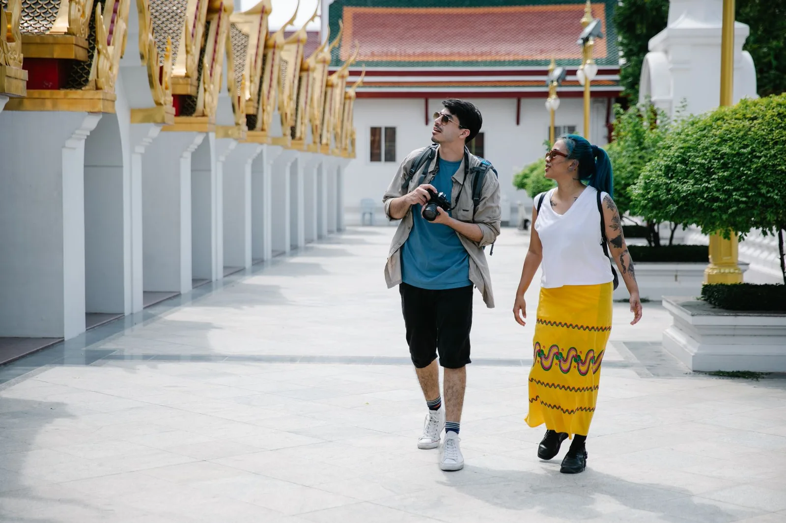 Cặp đôi châu Á trải nghiệm tour riêng cùng hướng dẫn viên