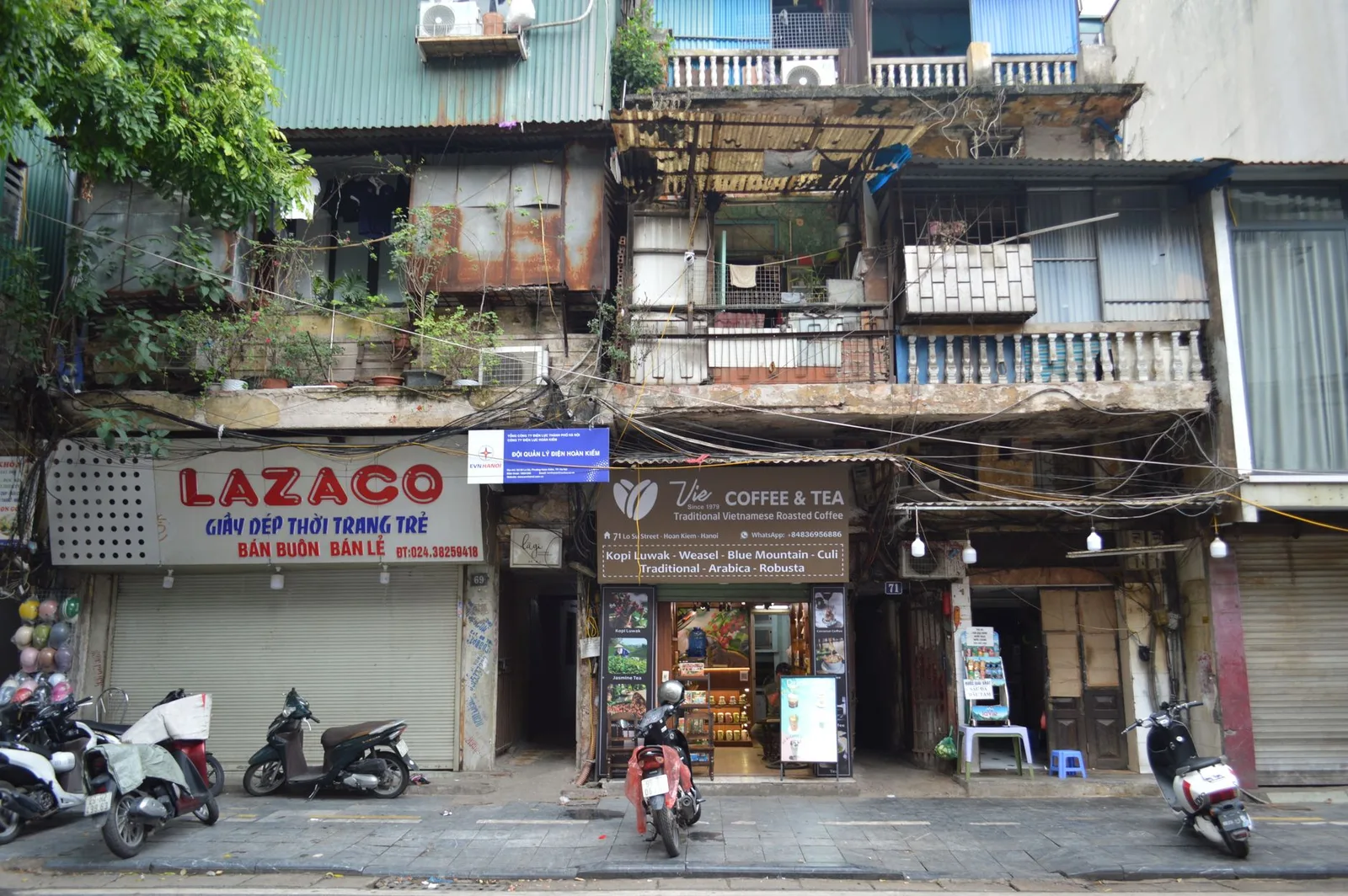 Phố cổ Hà Nội nhộn nhịp vào buổi sáng