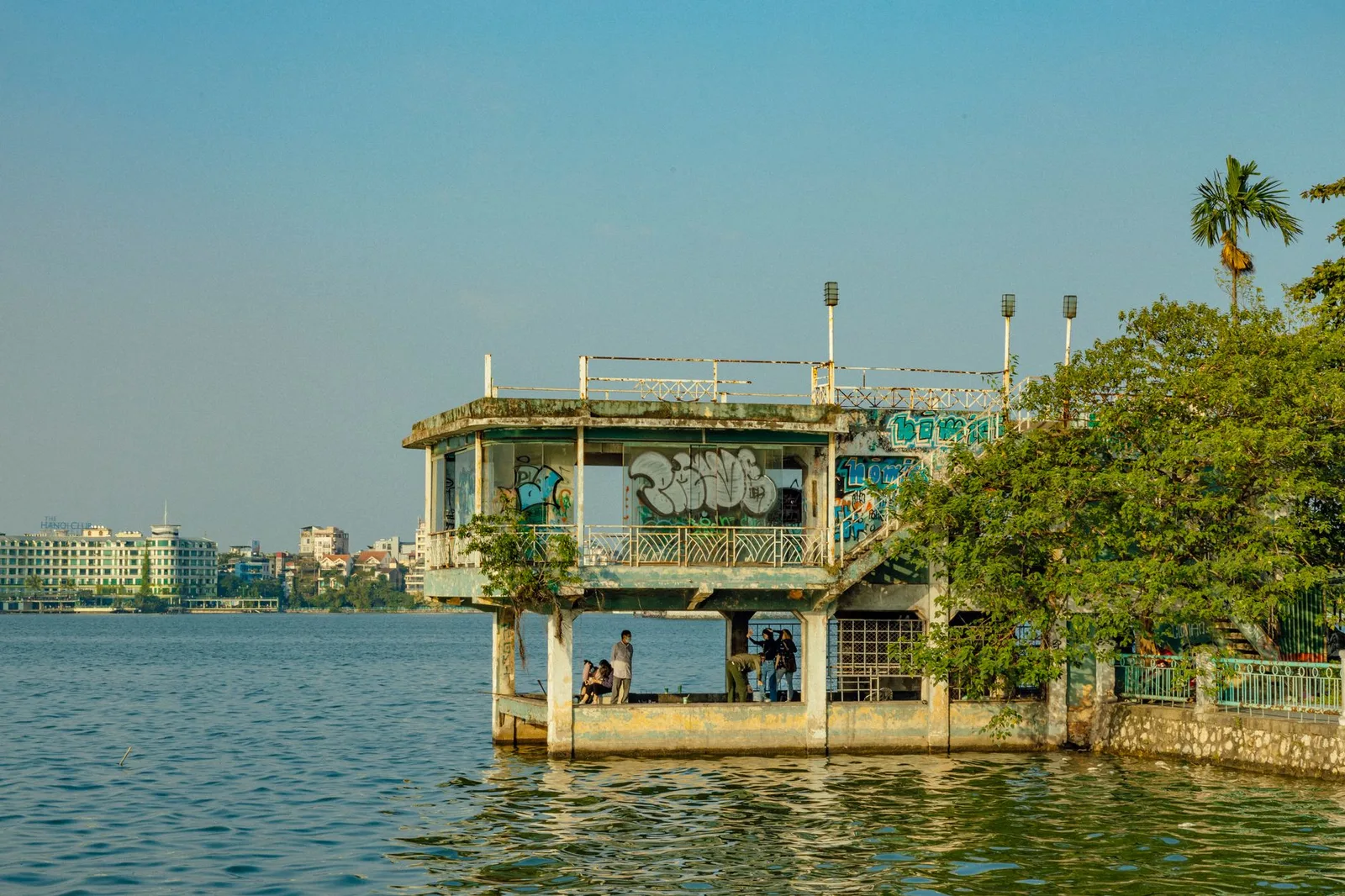 Ban công khách sạn nhìn ra Hồ Tây yên bình