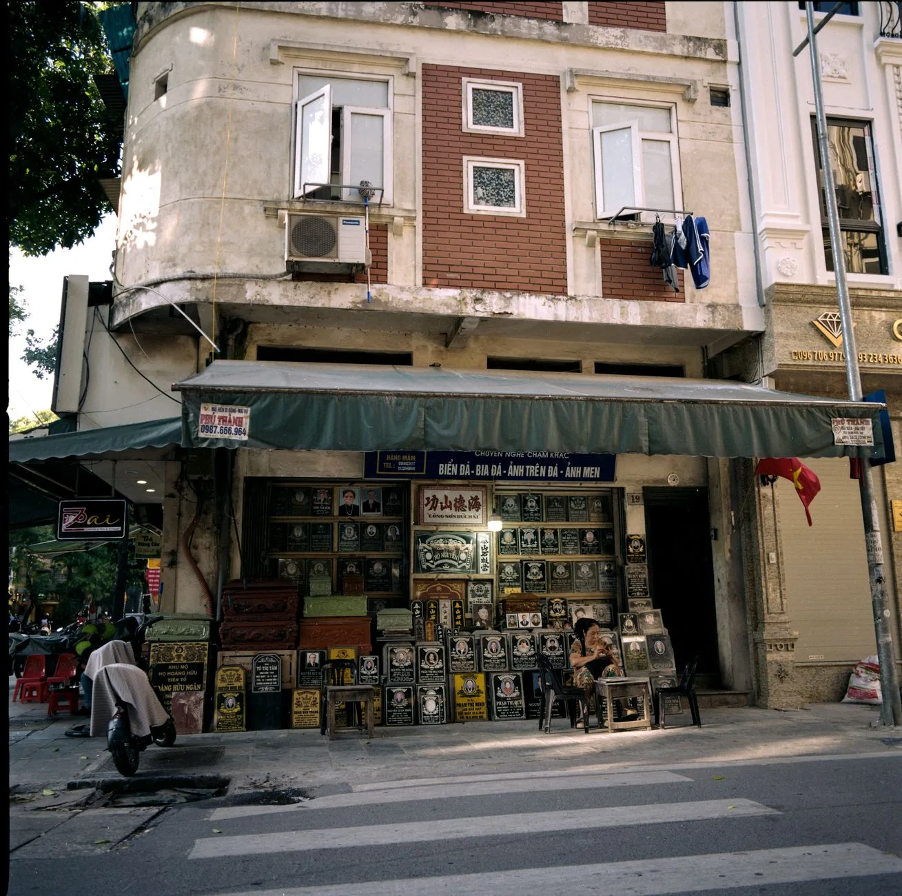 Khu vực đón khách và đỗ ô tô trước khách sạn Hà Nội