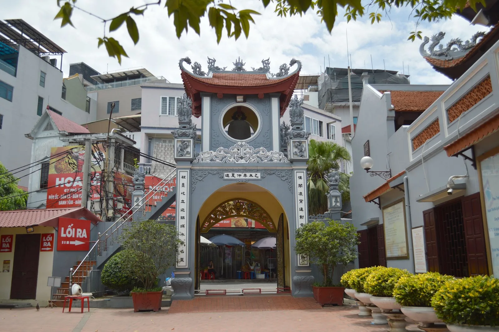 Cổng thành cổ và khu chợ giữa lòng Hà Nội