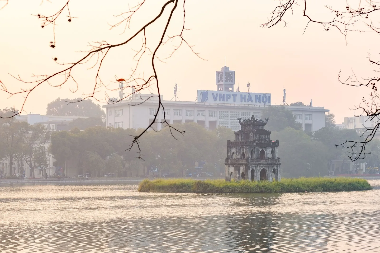 Kiến trúc cổ bên hồ Hoàn Kiếm