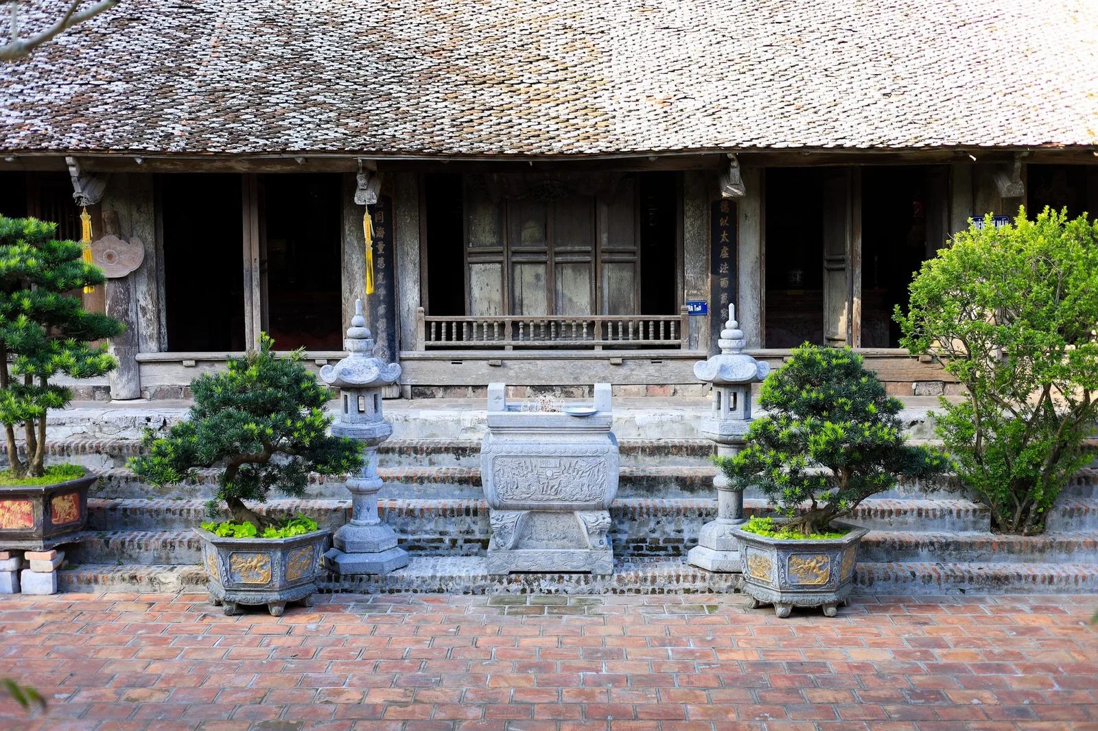 Sân đền cổ trong khu phố cổ Hà Nội