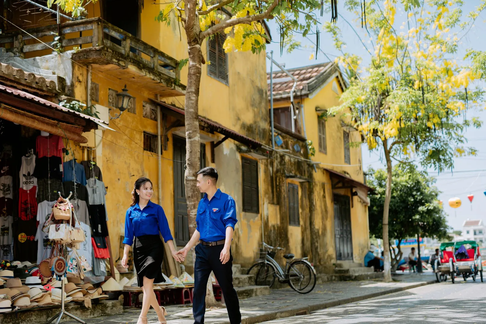 Du khách châu Á đi bộ khám phá phố cổ Hà Nội