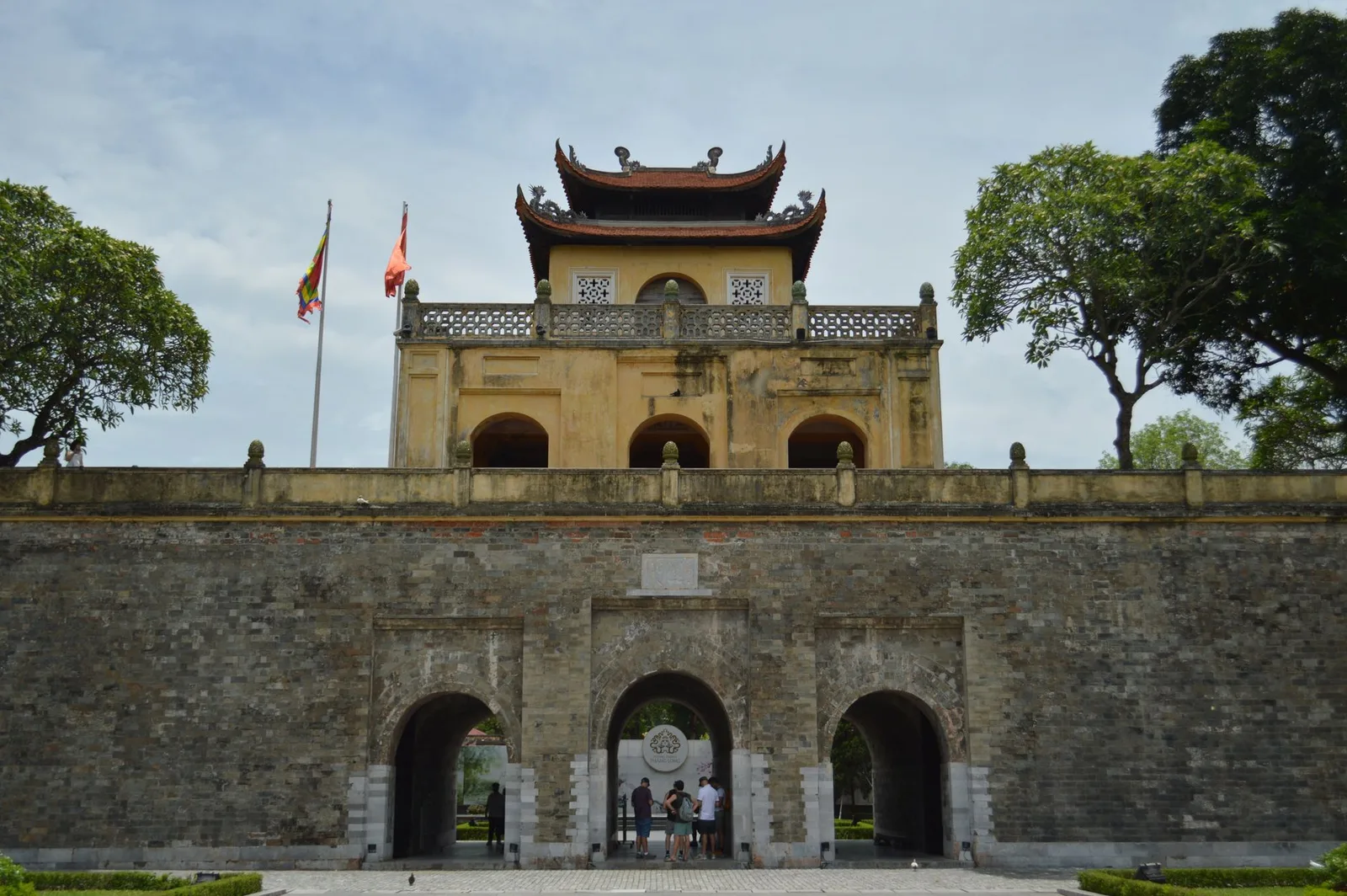Cổng thành cổ giữa khu phố lâu đời của Hà Nội