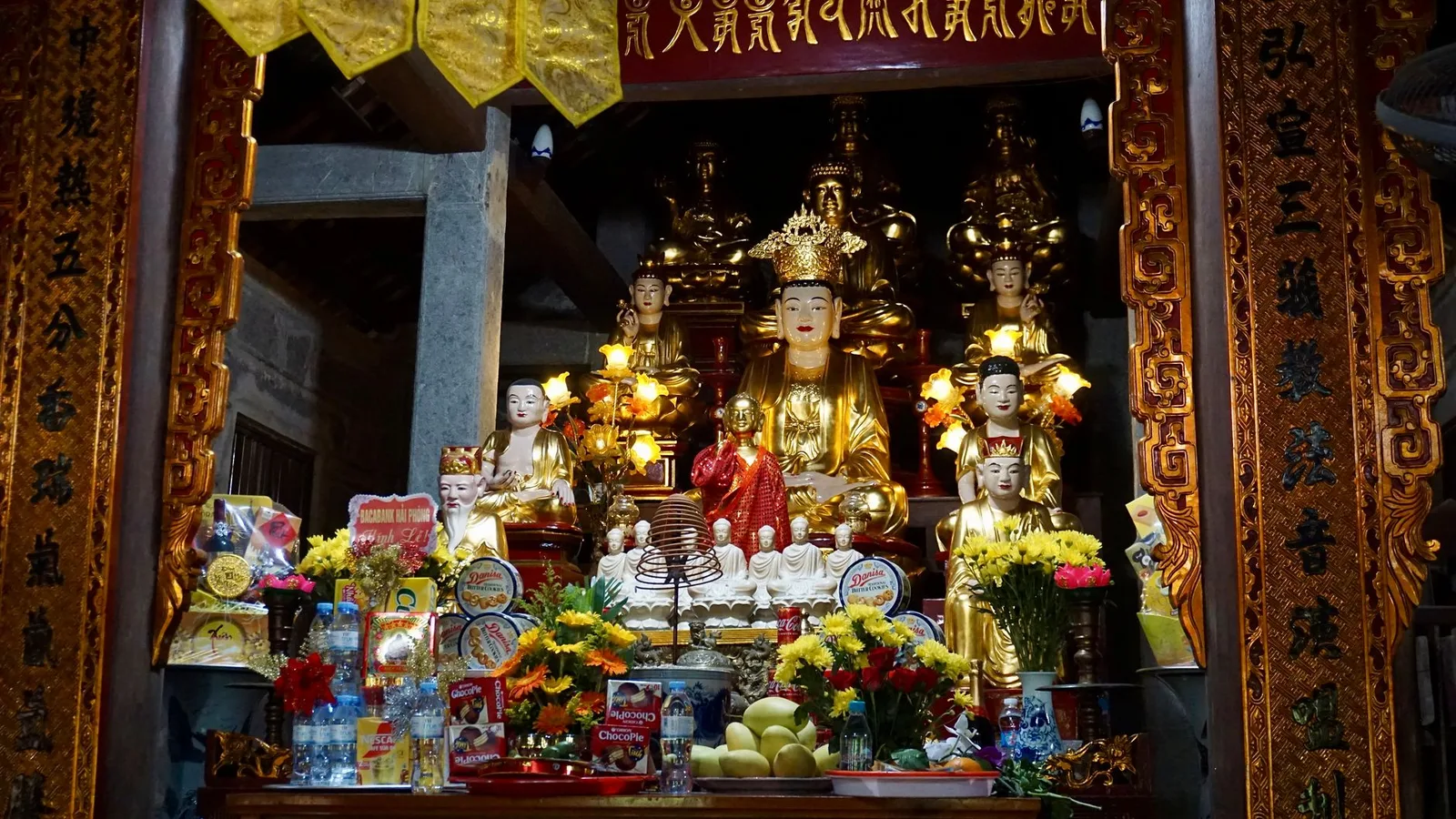 Không gian thờ tự trang nghiêm bên trong một ngôi đền Việt Nam