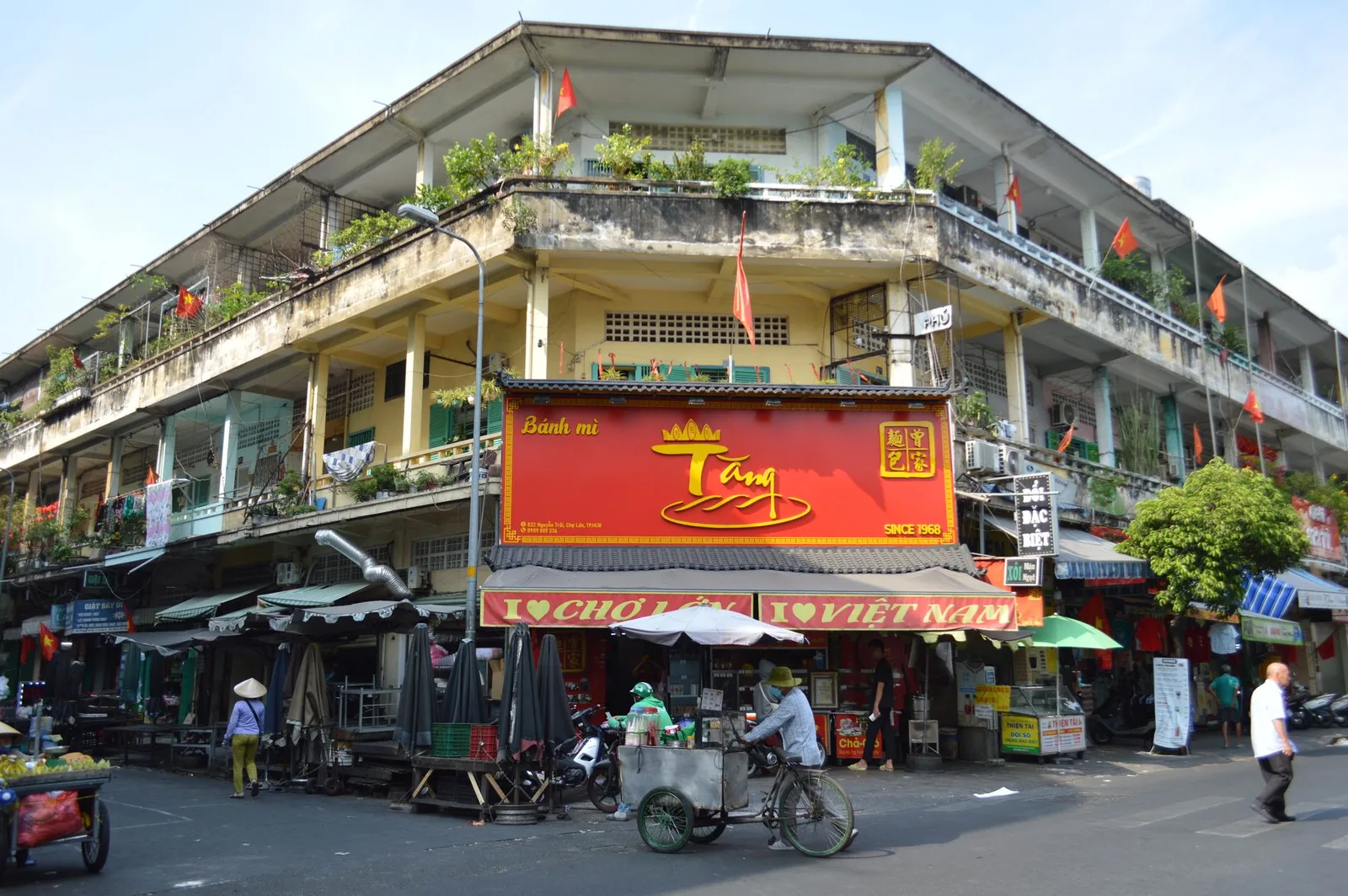 Quầy bánh mì phố cổ phục vụ nhanh vào buổi tối