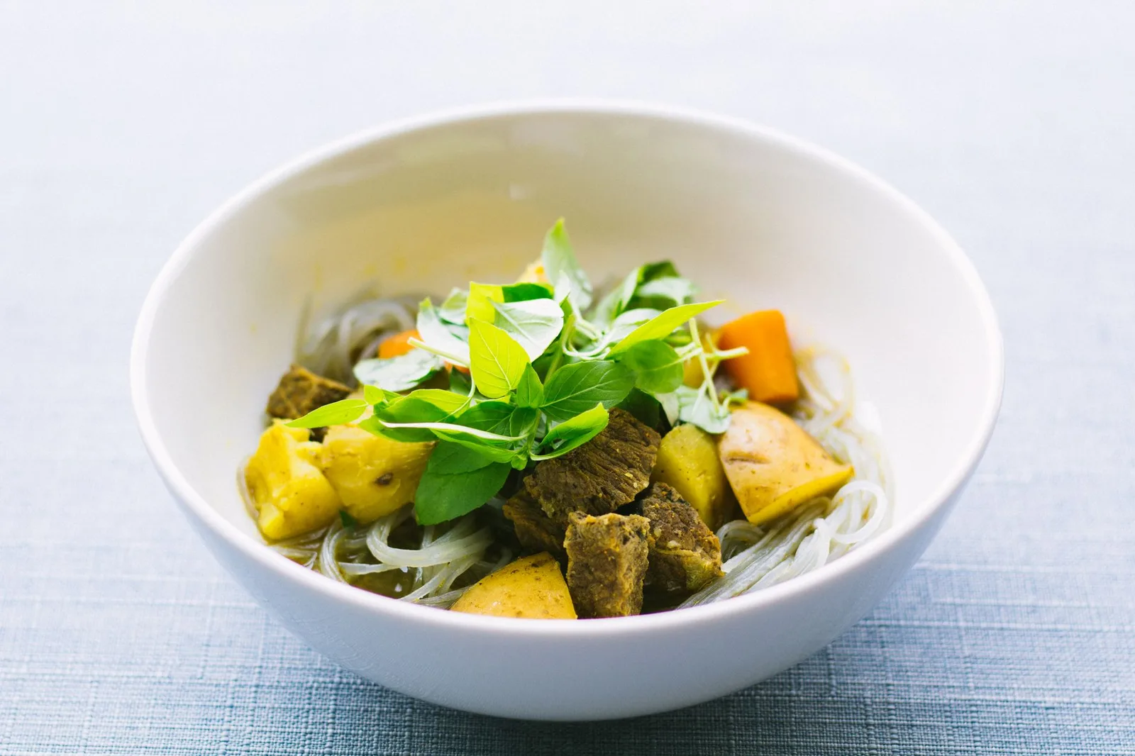 Bát phở bò Hà Nội nóng hổi với rau thơm