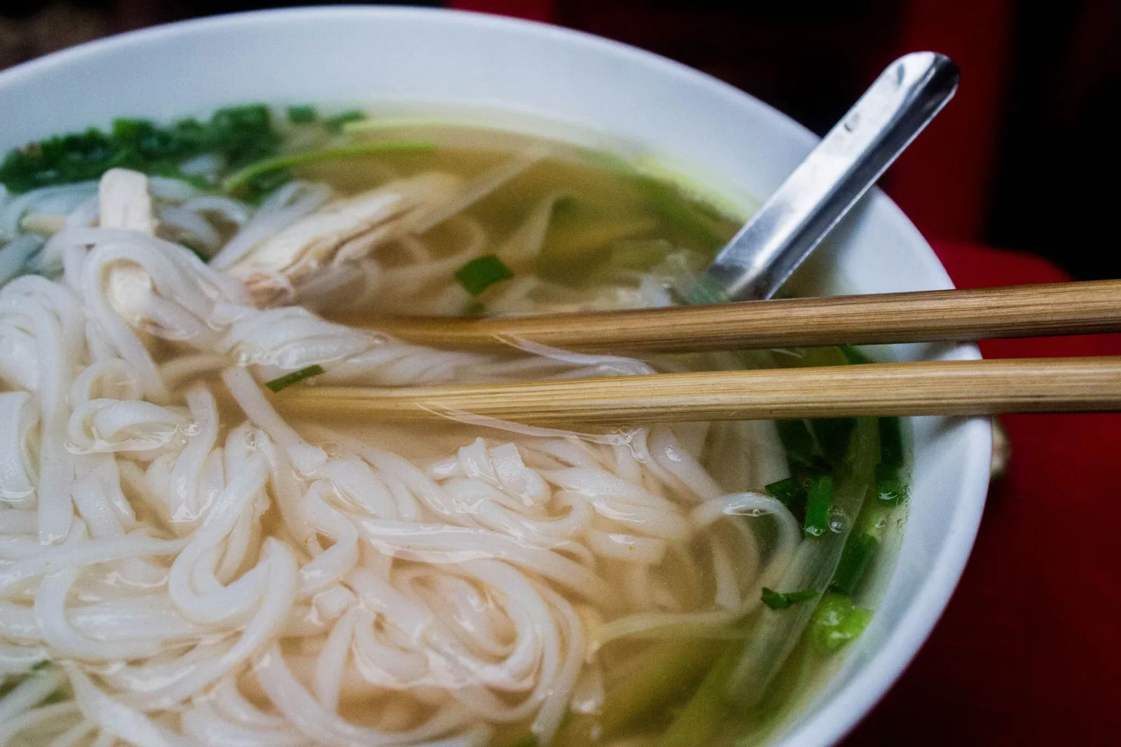 Bún thang Hà Nội được trình bày trên bàn ăn