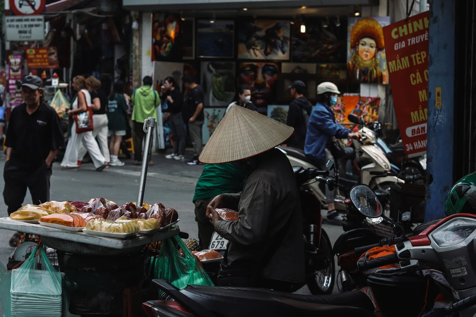 Du khách châu Á khám phá khu ẩm thực Hà Nội