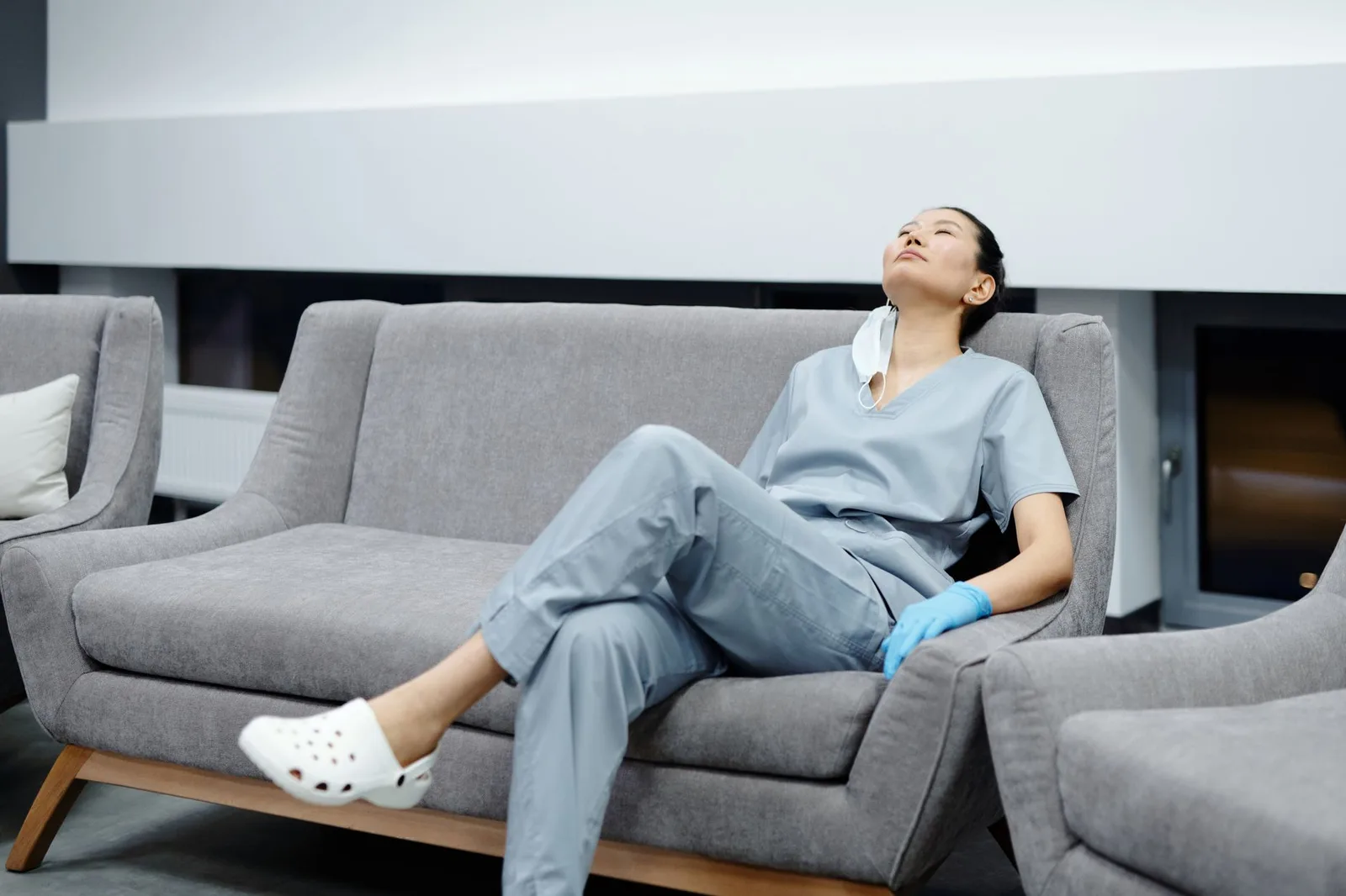 Người phụ nữ châu Á nghỉ ngơi bên cửa sổ khi cảm thấy quá tải