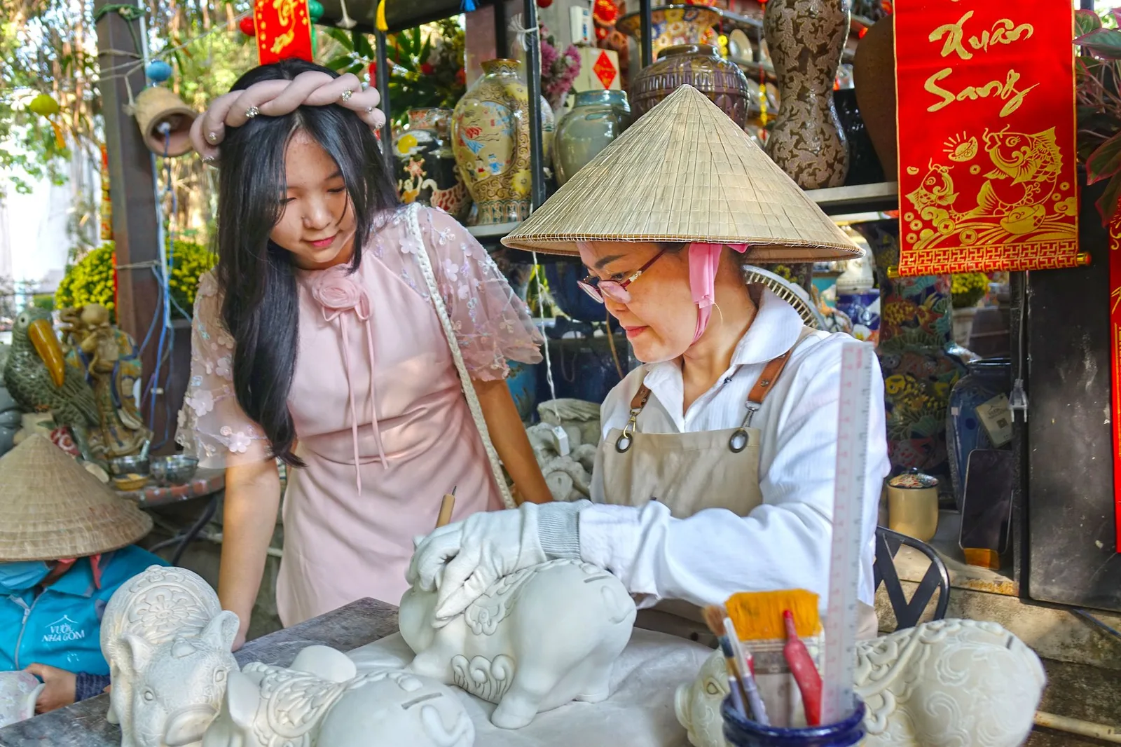 Người phụ nữ Việt trải nghiệm làm gốm trong không gian tĩnh lặng