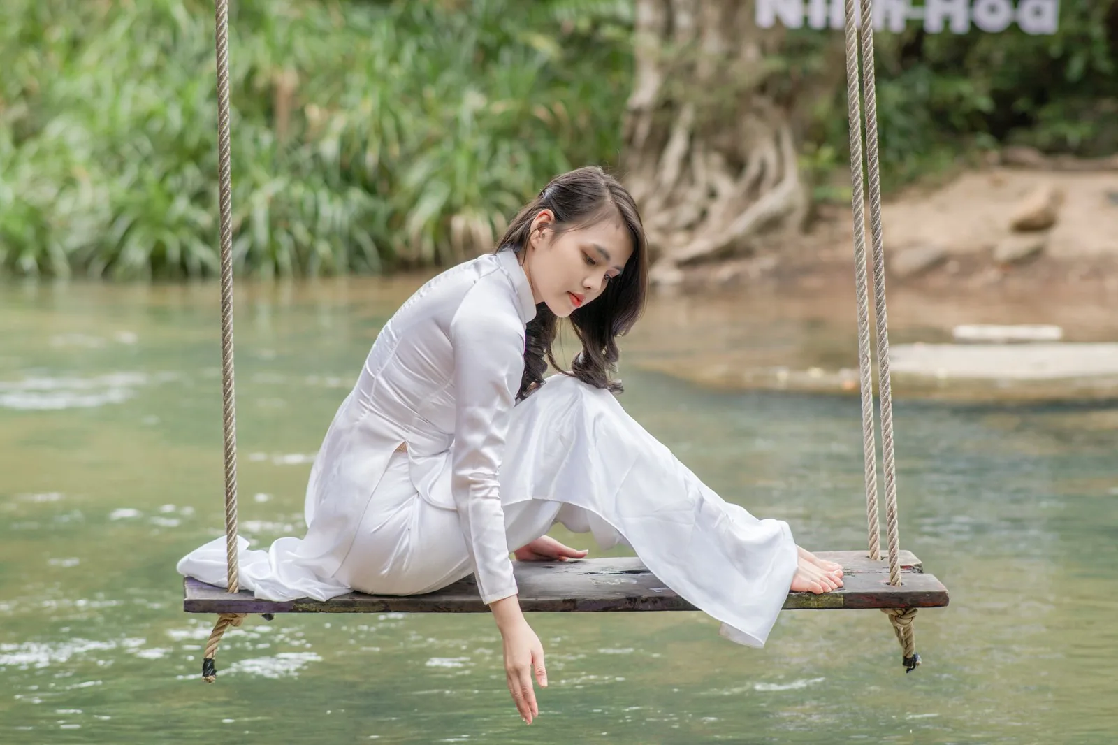 Người phụ nữ châu Á trải nghiệm khóa retreat giữa thiên nhiên