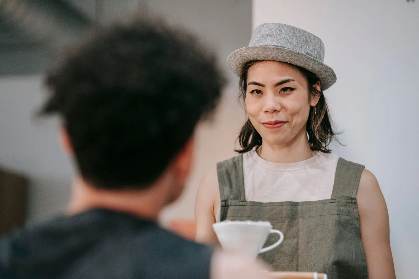 Khách nữ châu Á gọi trà sữa tại quầy