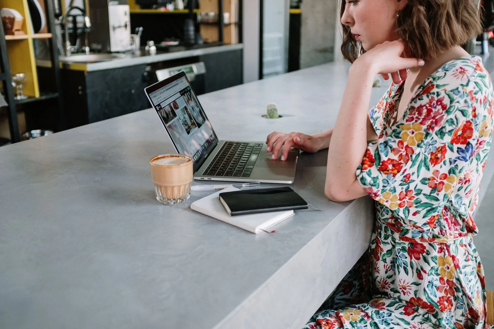 Bàn làm việc với laptop, sổ tay và ly trà sữa