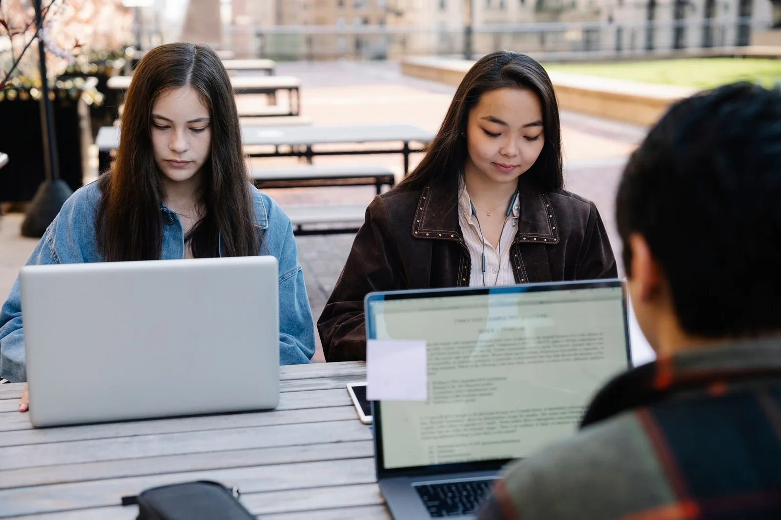 Nhóm sinh viên cùng tổ chức buổi học hiệu quả