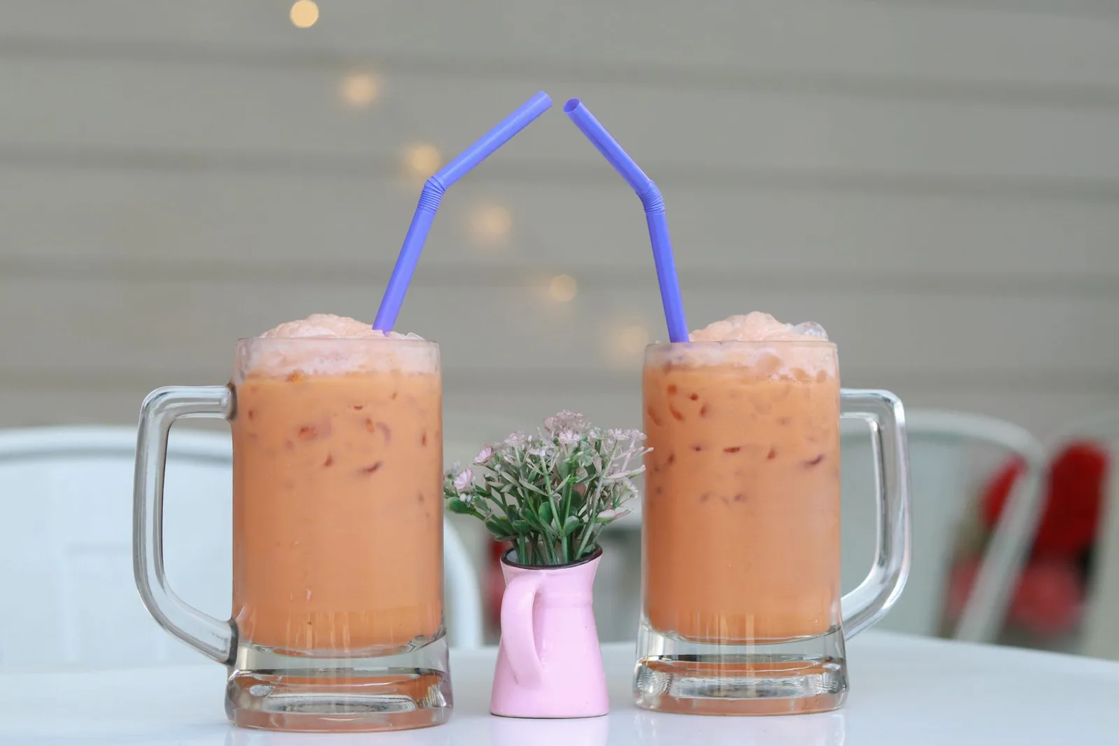 Nhiều vị trà sữa nóng được phục vụ trong quán