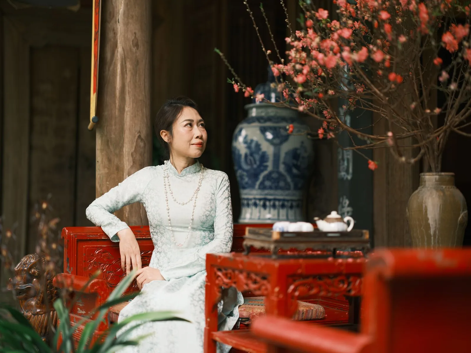Du khách châu Á chụp ảnh hoa mận trong vườn