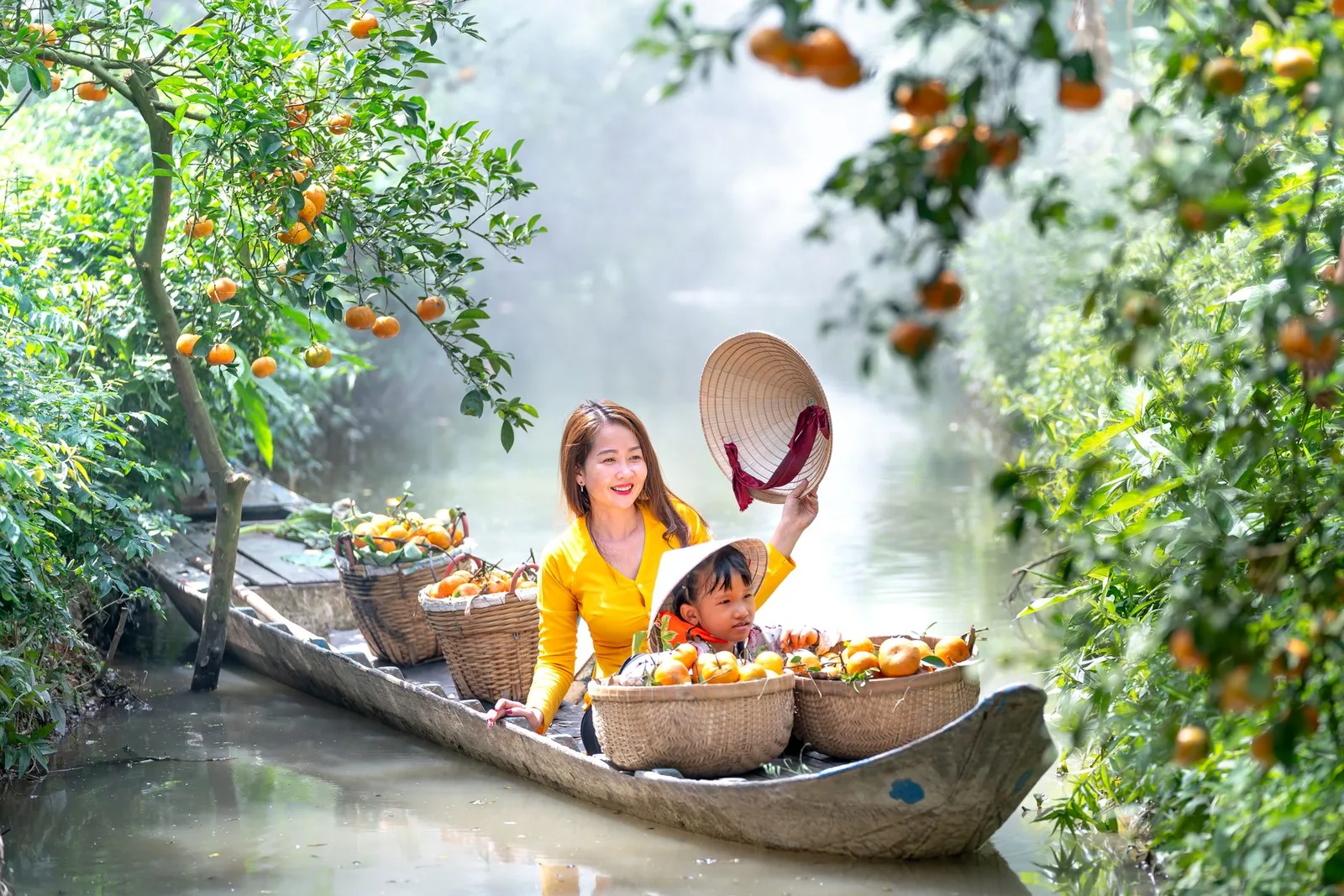 Gia đình chuẩn bị trang phục cho trẻ trước khi vào vườn cây