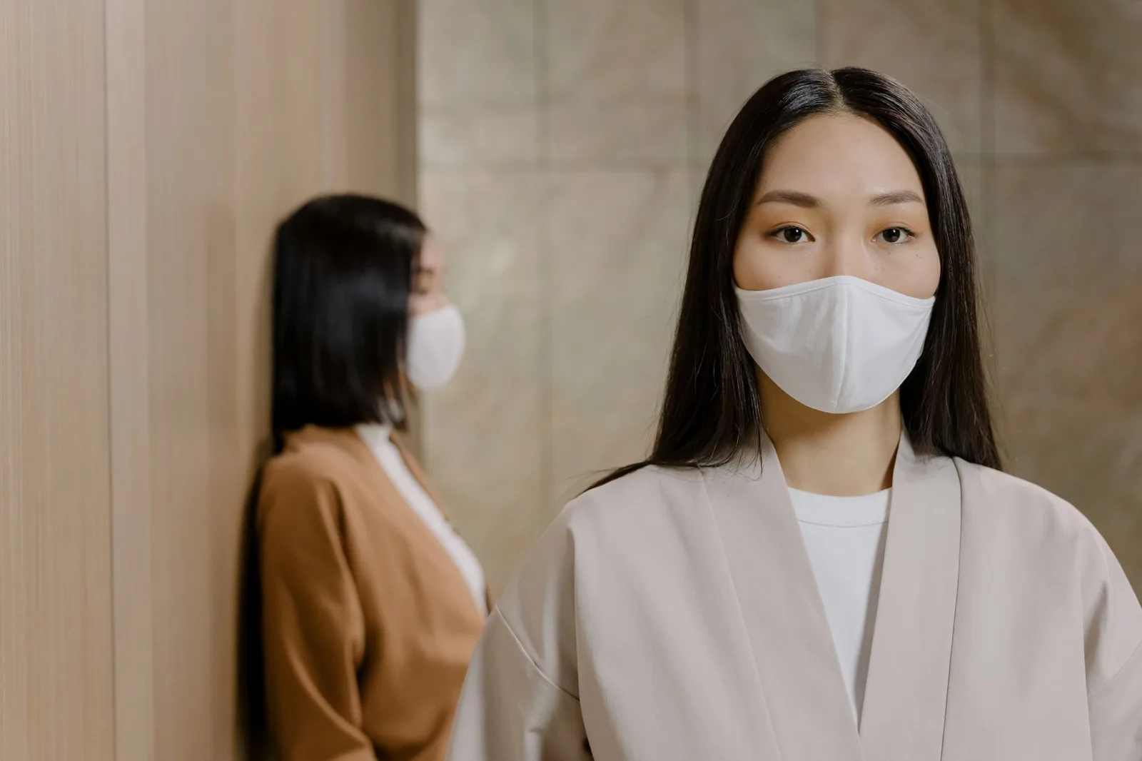 Phụ nữ châu Á đeo khẩu trang khi khó chịu vì mùi hương