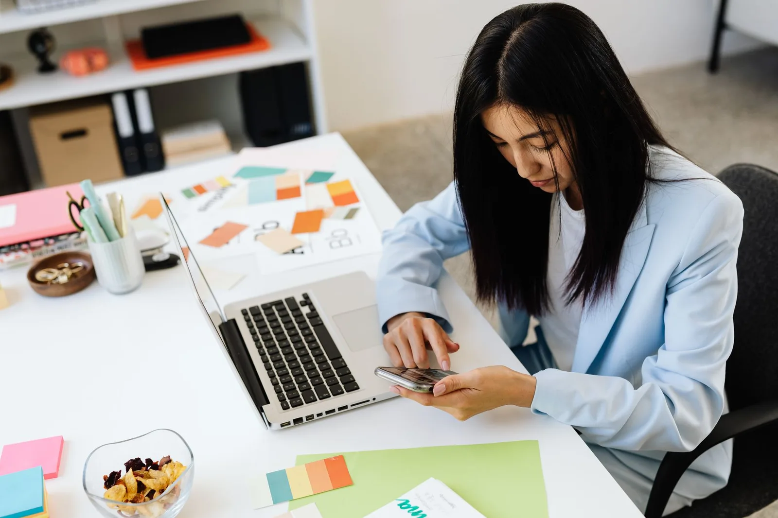 Người trẻ sắp xếp kế hoạch ứng tuyển tại bàn làm việc