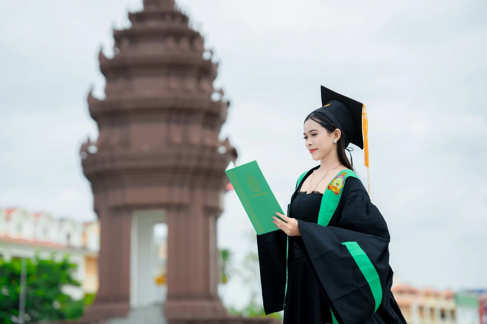 Người trẻ kiểm tra khoản tiết kiệm khi chưa tìm được việc