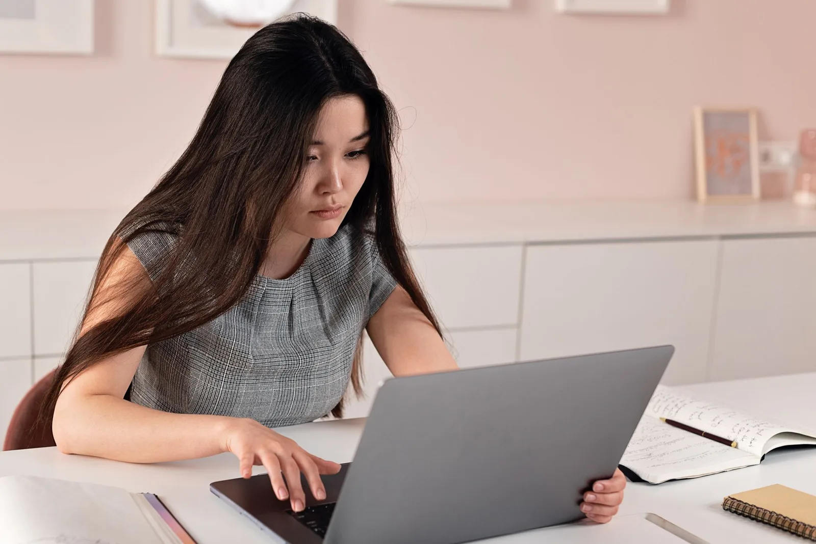 Ứng viên tìm hiểu doanh nghiệp và vị trí trên máy tính